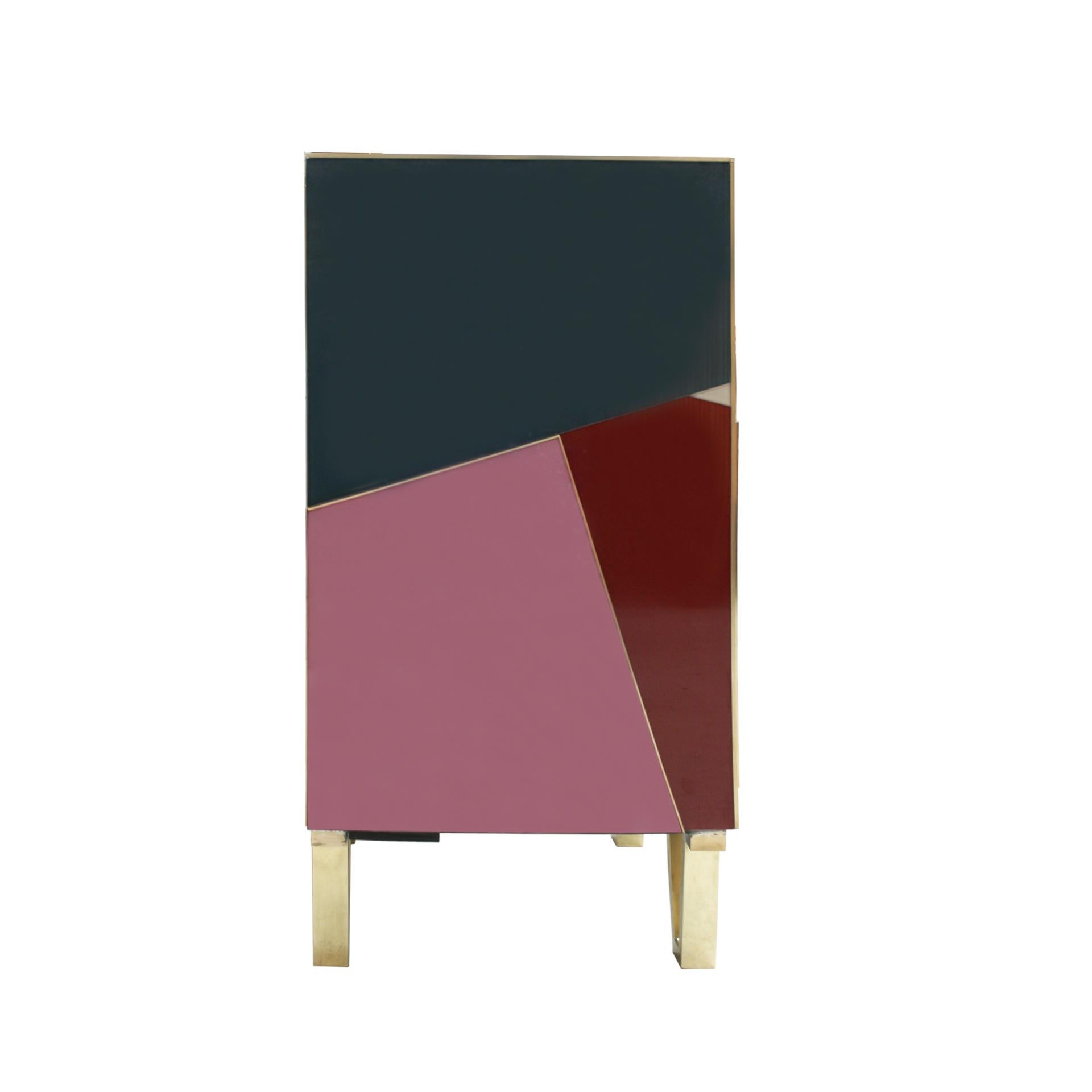 Paar italienische Sideboards aus Holz, farbigem Glas und Messing im modernen Stil der Mitte des Jahrhunderts (20. Jahrhundert) im Angebot