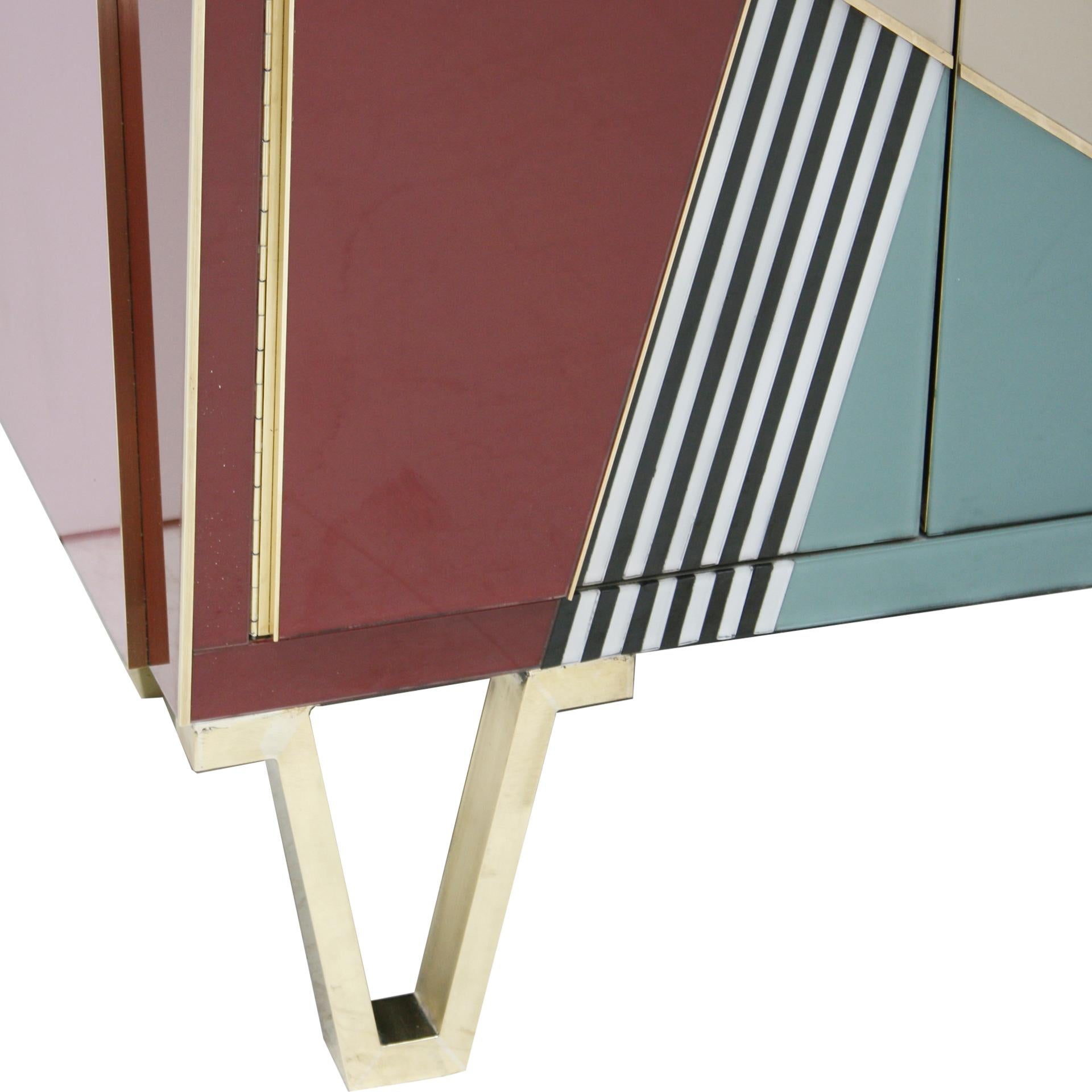 Paar italienische Sideboards aus Holz, farbigem Glas und Messing im modernen Stil der Mitte des Jahrhunderts im Angebot 3