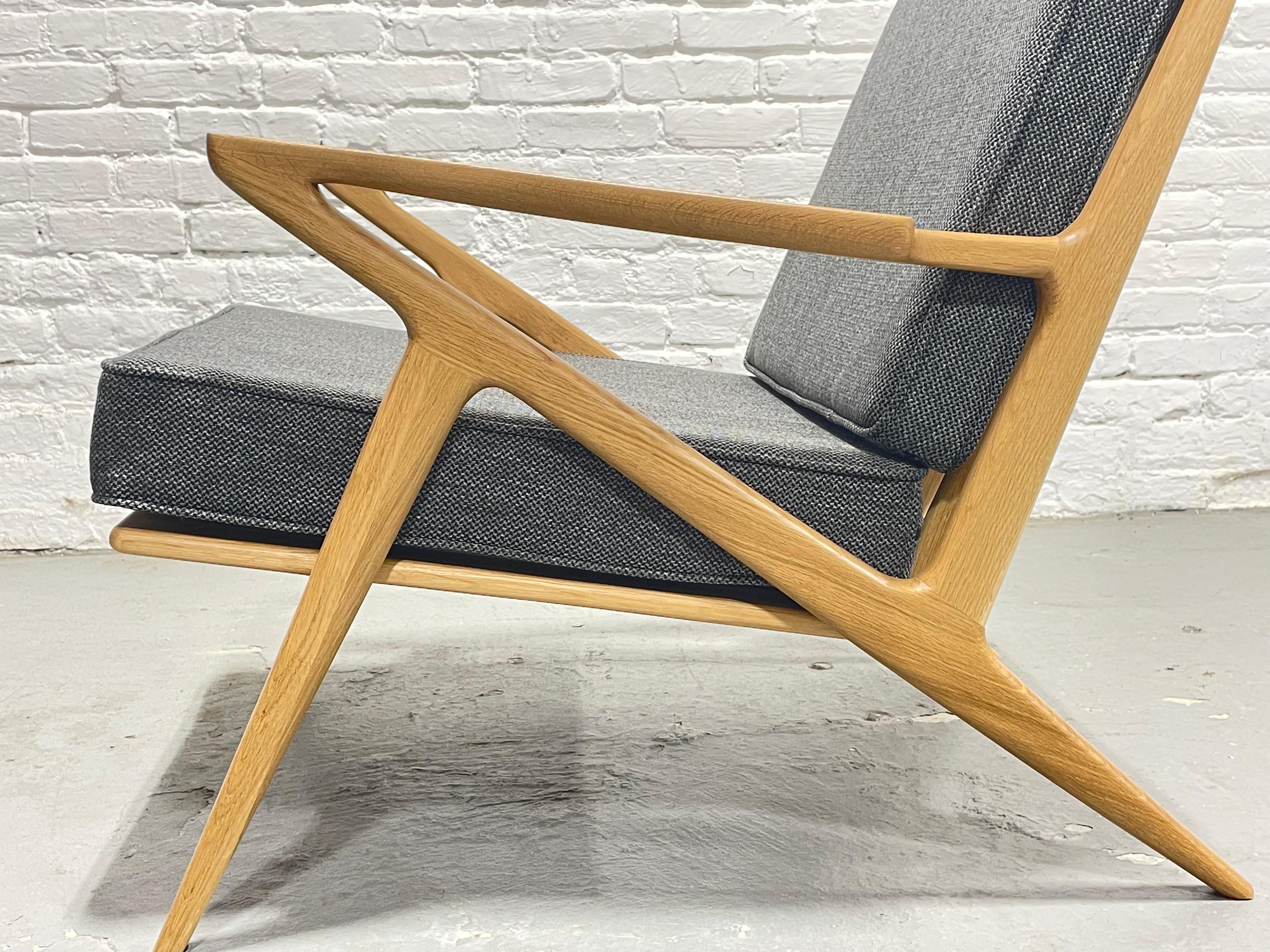 Paire de chaises longues en chêne fabriquées à la main dans un style moderne du milieu du siècle dernier en vente 6