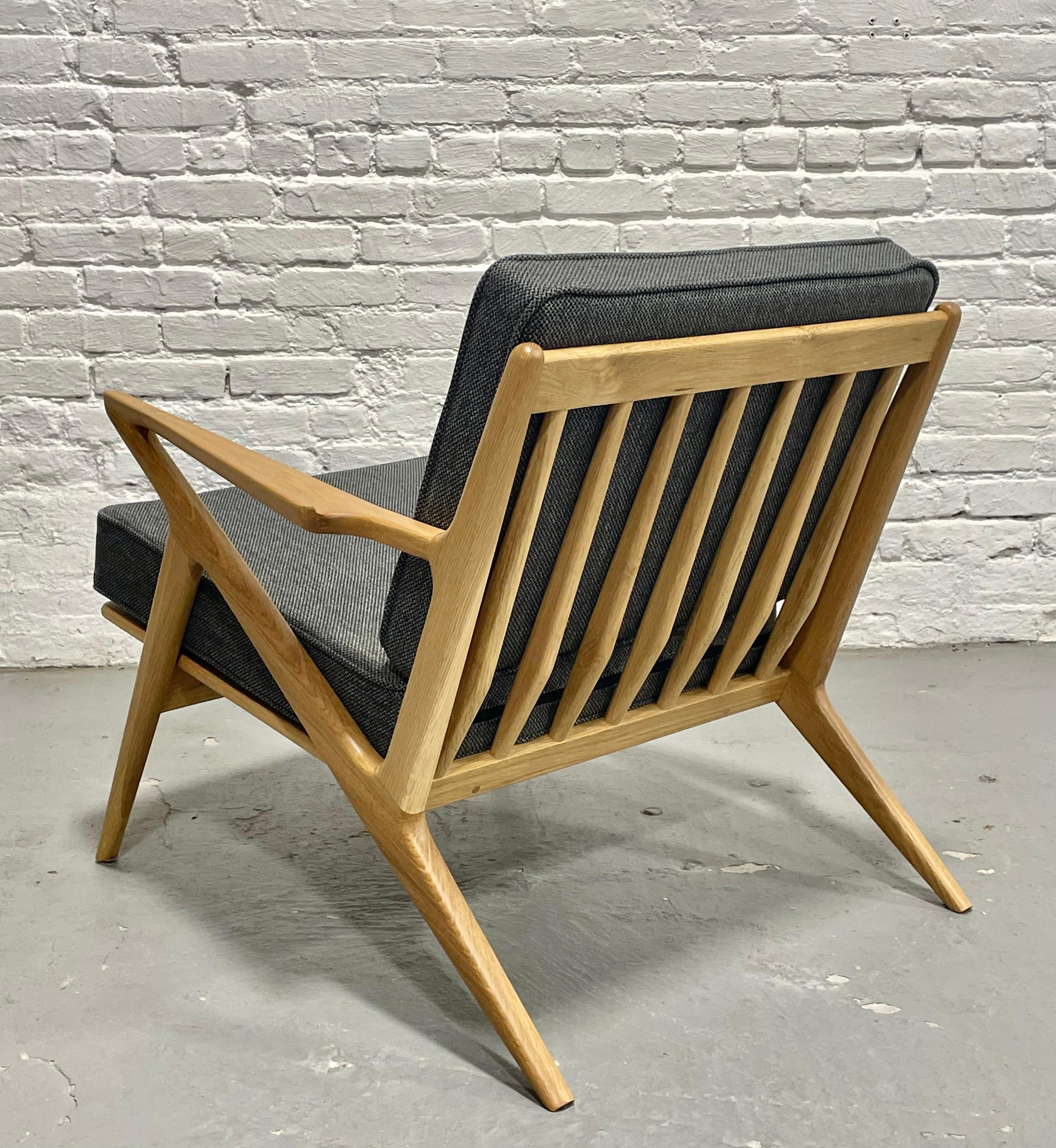 Paire de chaises longues en chêne fabriquées à la main dans un style moderne du milieu du siècle dernier en vente 7