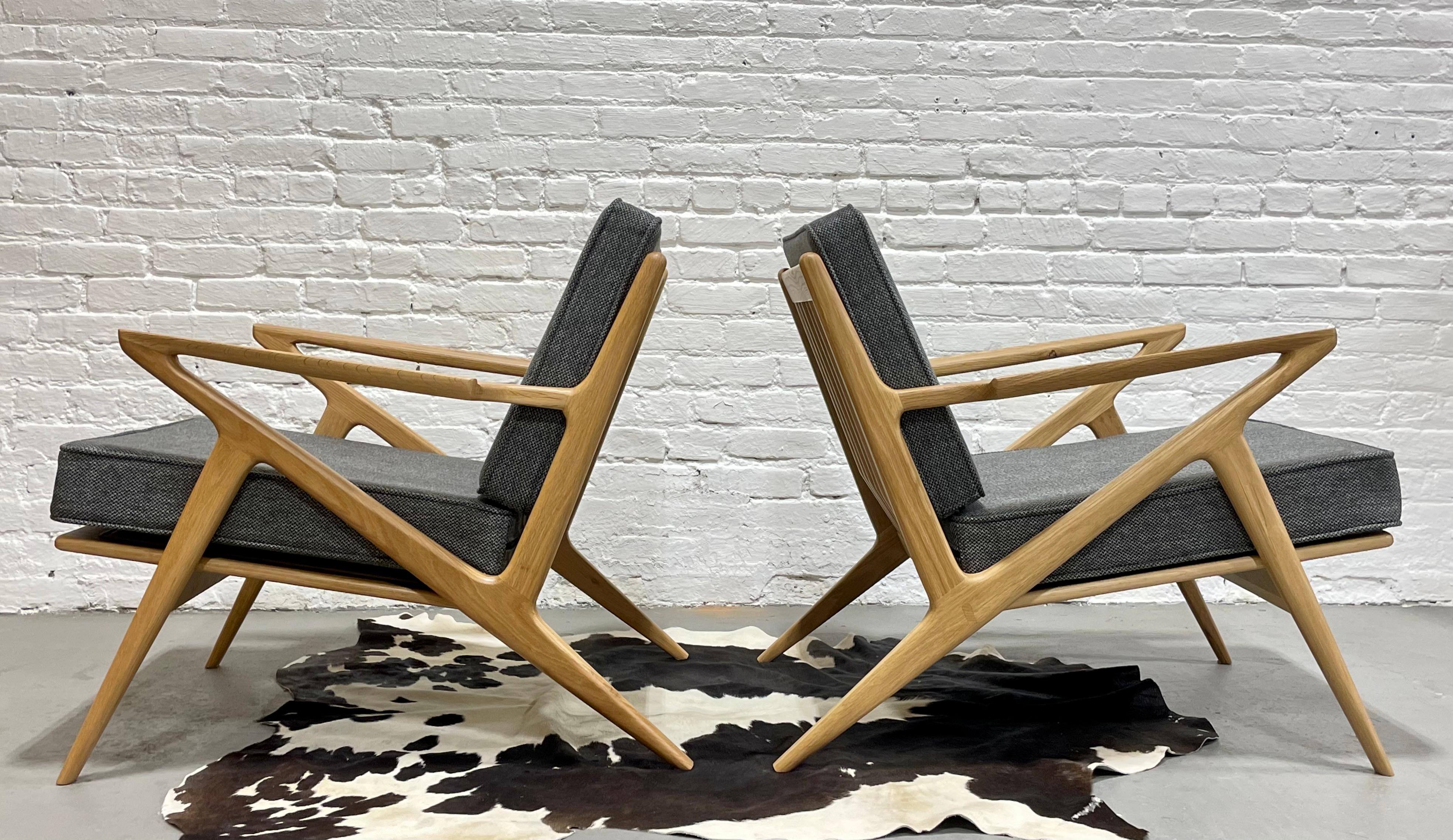 Une chaise de salon exceptionnelle, fabriquée à la main dans le style moderne du milieu du siècle, méticuleusement construite en chêne massif. Ce design sculptural se caractérise par des accoudoirs aux contours gracieux, des lattes de dossier