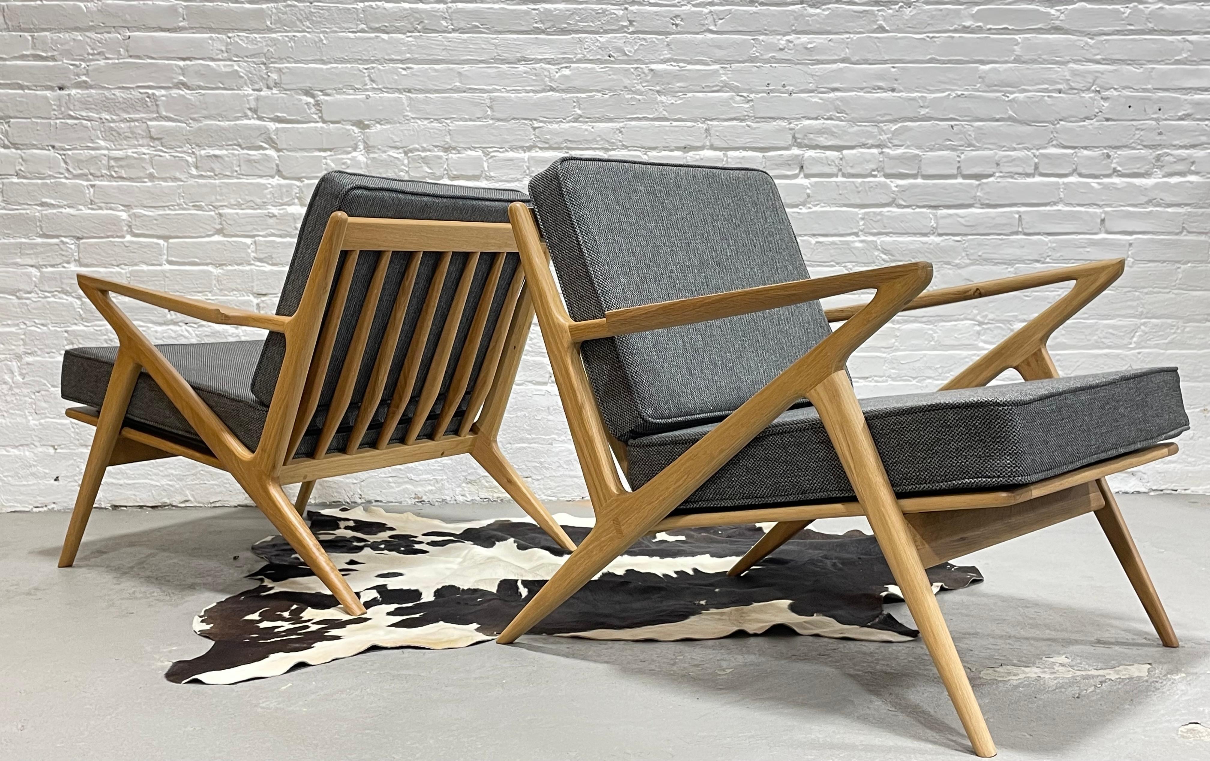 Mid-Century Modern Paire de chaises longues en chêne fabriquées à la main dans un style moderne du milieu du siècle dernier en vente
