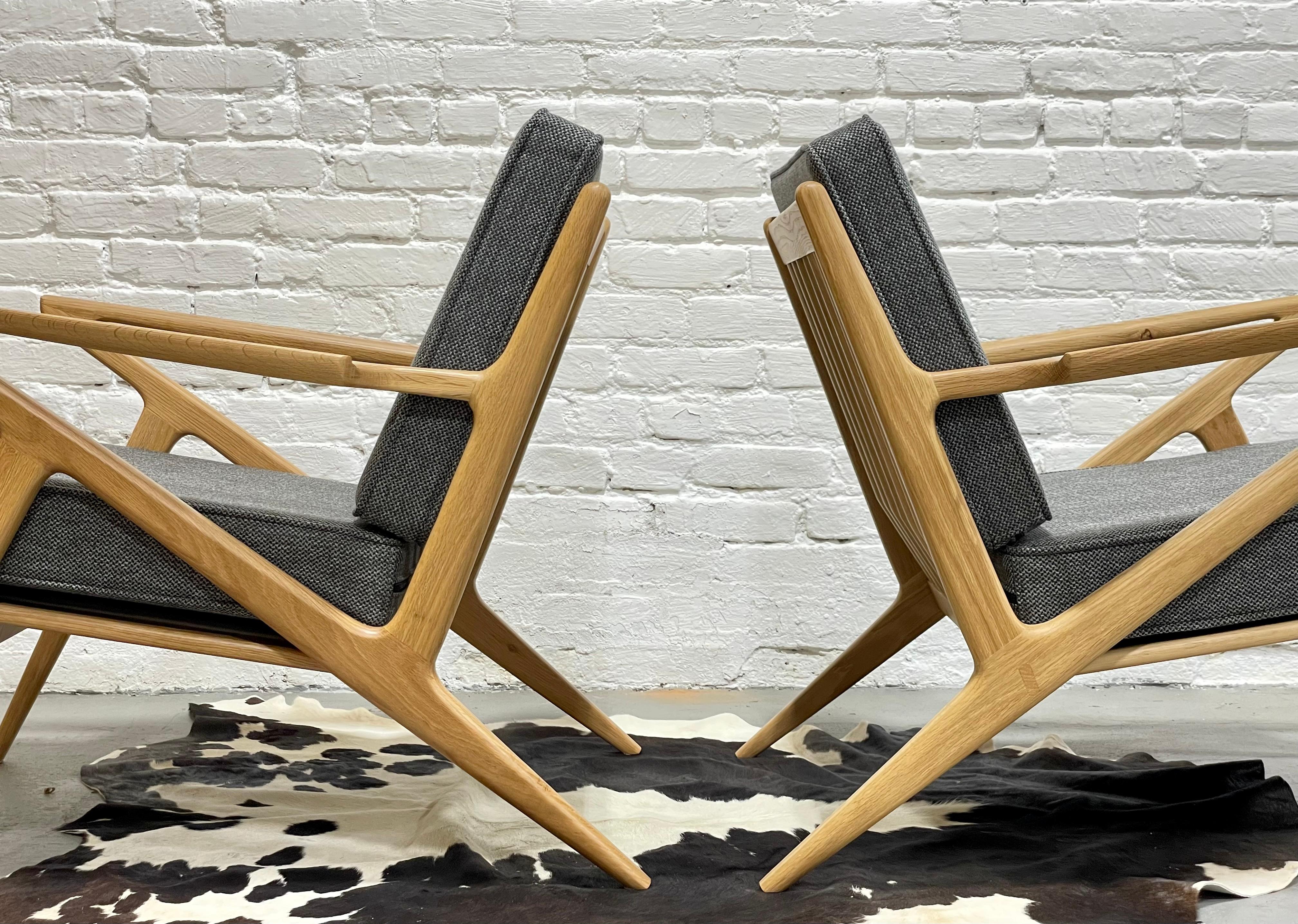 Paire de chaises longues en chêne fabriquées à la main dans un style moderne du milieu du siècle dernier Neuf - En vente à Weehawken, NJ