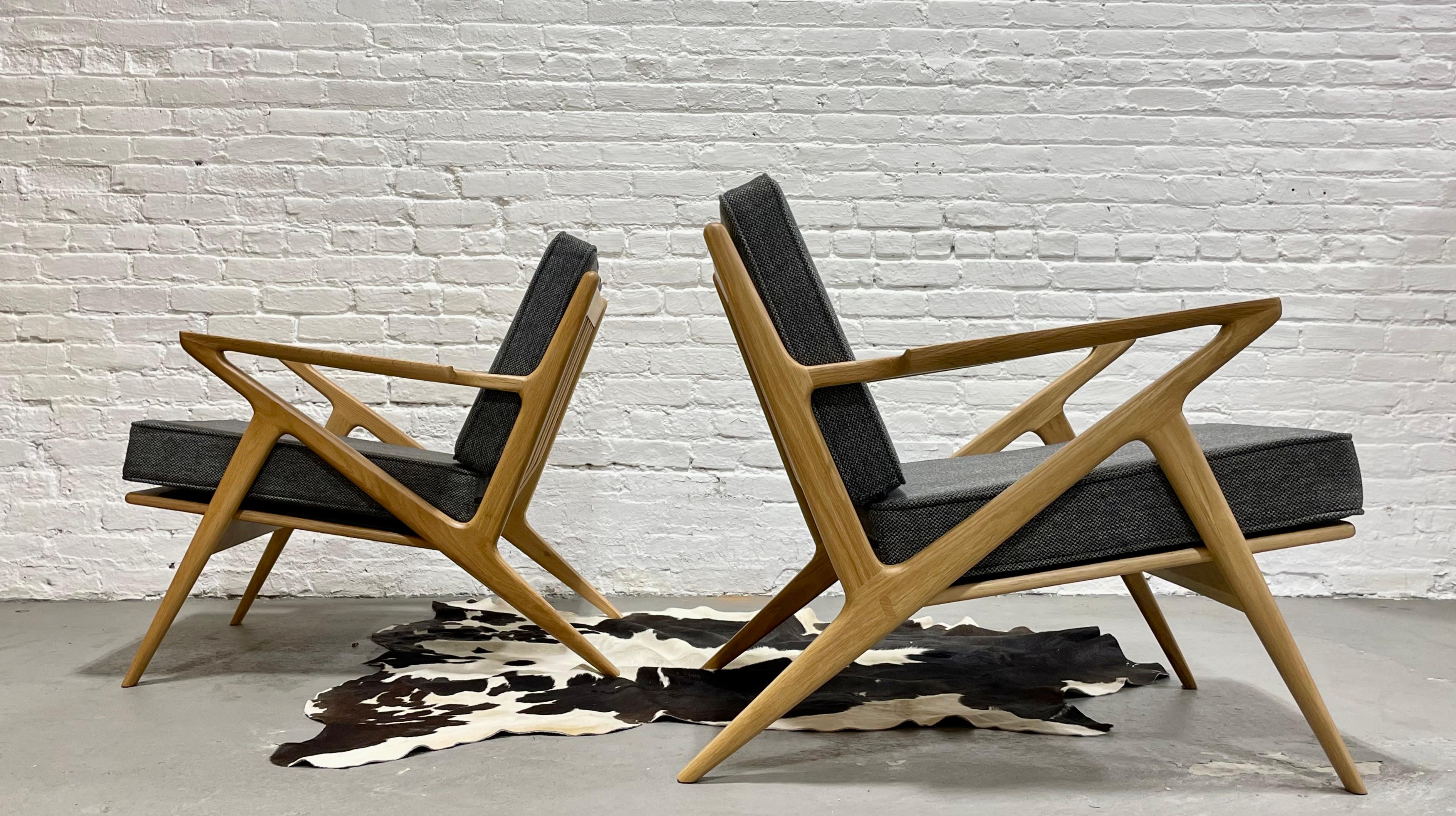 XXIe siècle et contemporain Paire de chaises longues en chêne fabriquées à la main dans un style moderne du milieu du siècle dernier en vente