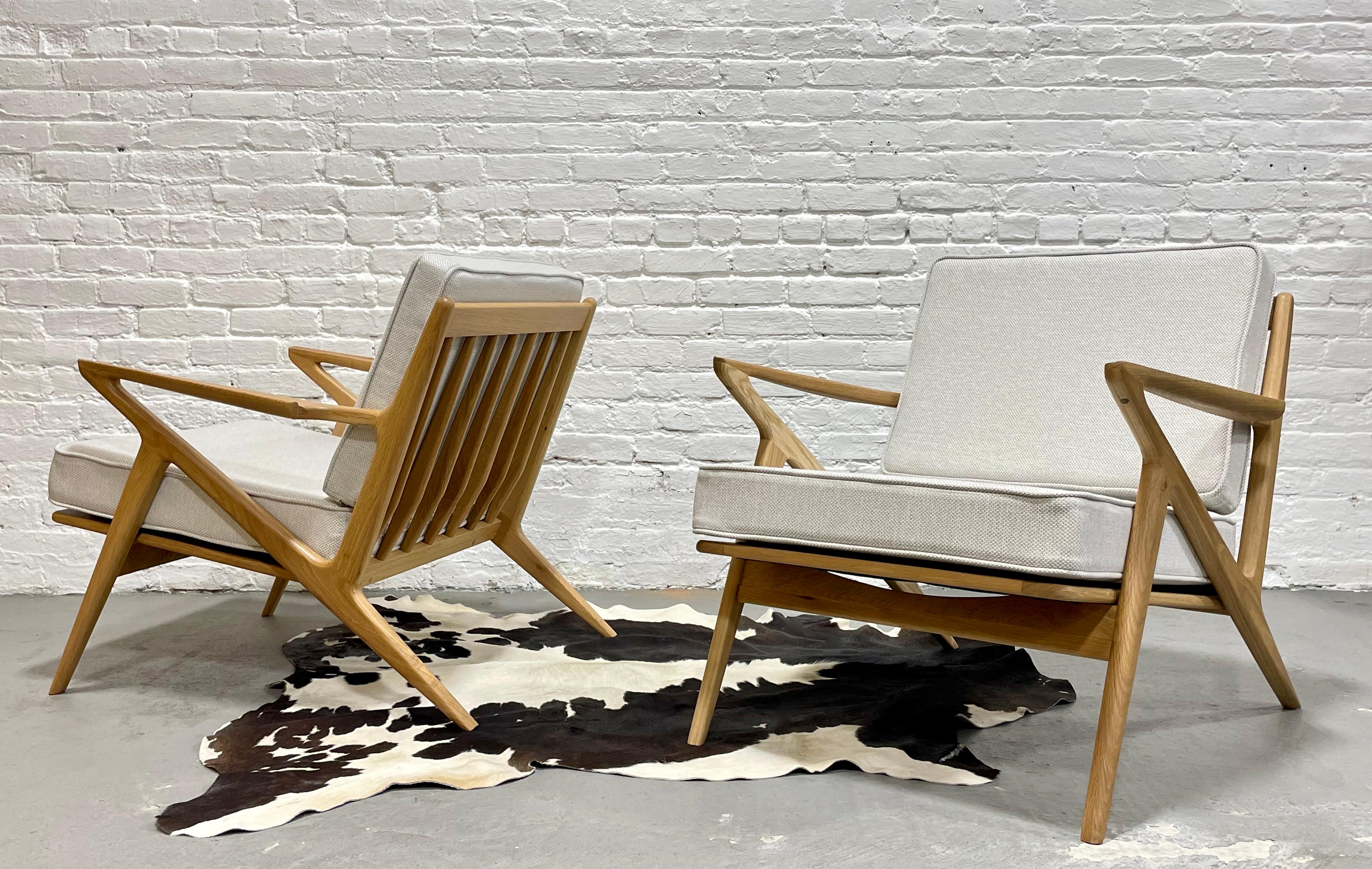 Chêne Chaises de salon en chêne de style moderne du milieu du siècle, faites à la main, une paire en vente