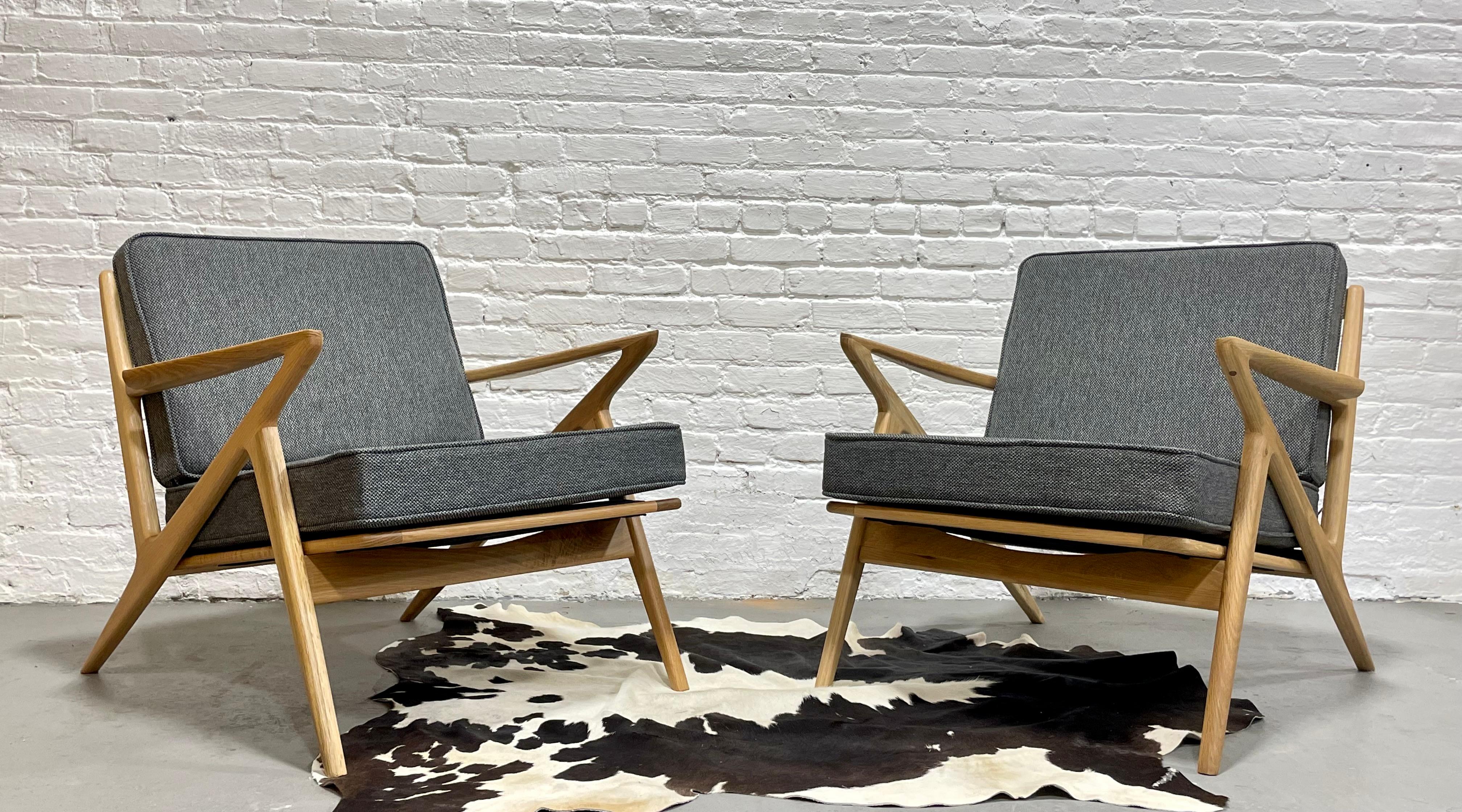 Chêne Paire de chaises longues en chêne fabriquées à la main dans un style moderne du milieu du siècle dernier en vente