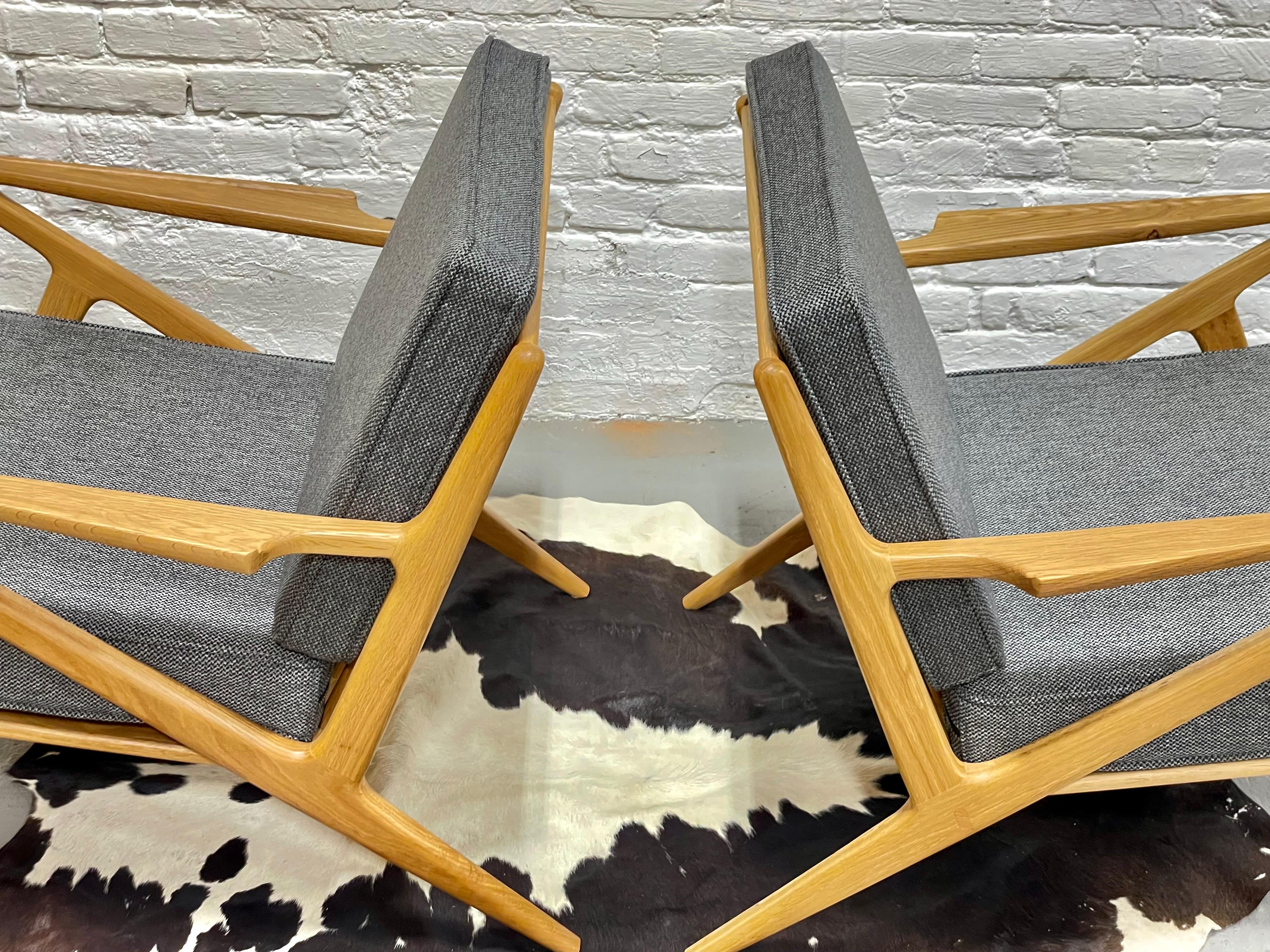 Paire de chaises longues en chêne fabriquées à la main dans un style moderne du milieu du siècle dernier en vente 1