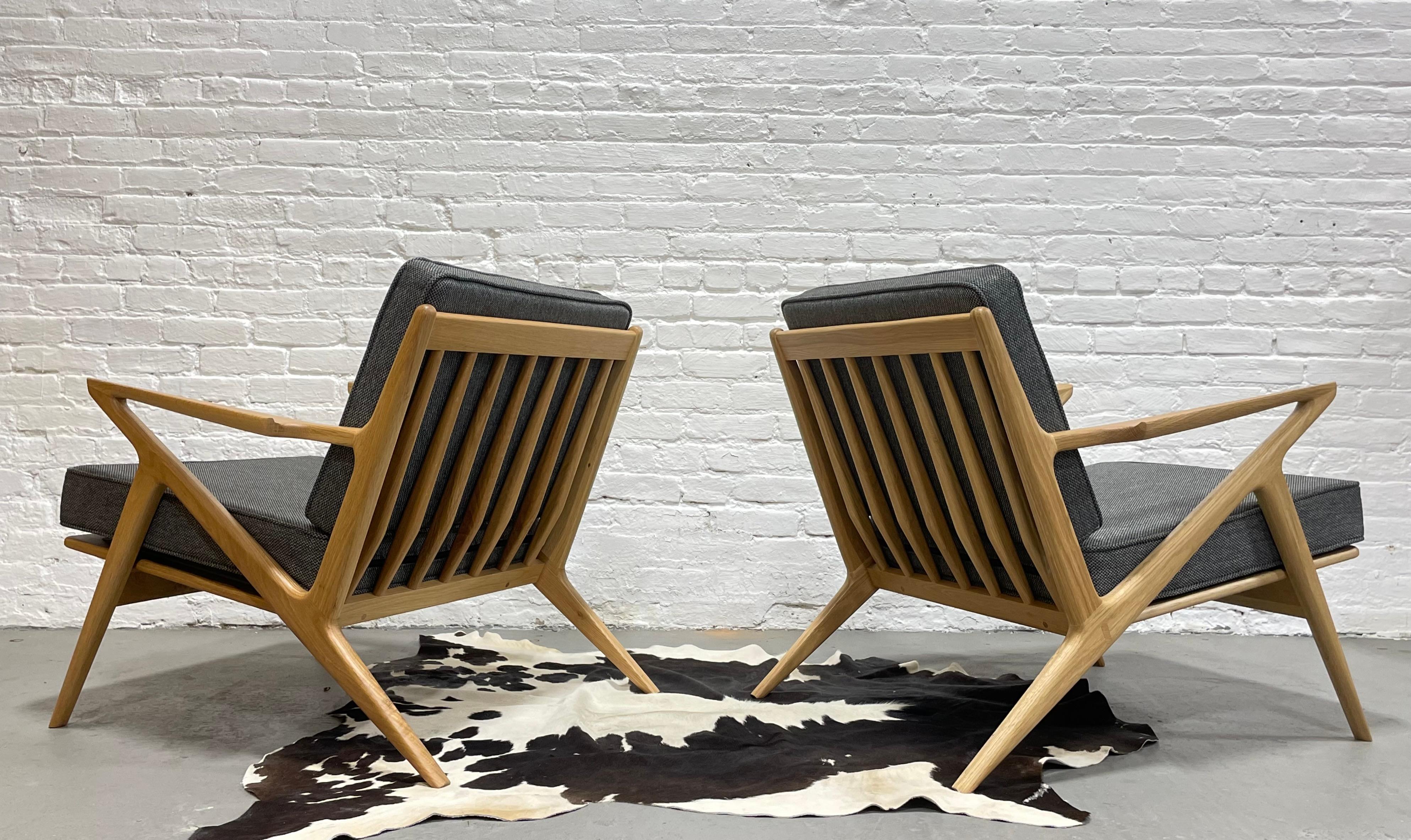 Paire de chaises longues en chêne fabriquées à la main dans un style moderne du milieu du siècle dernier en vente 3