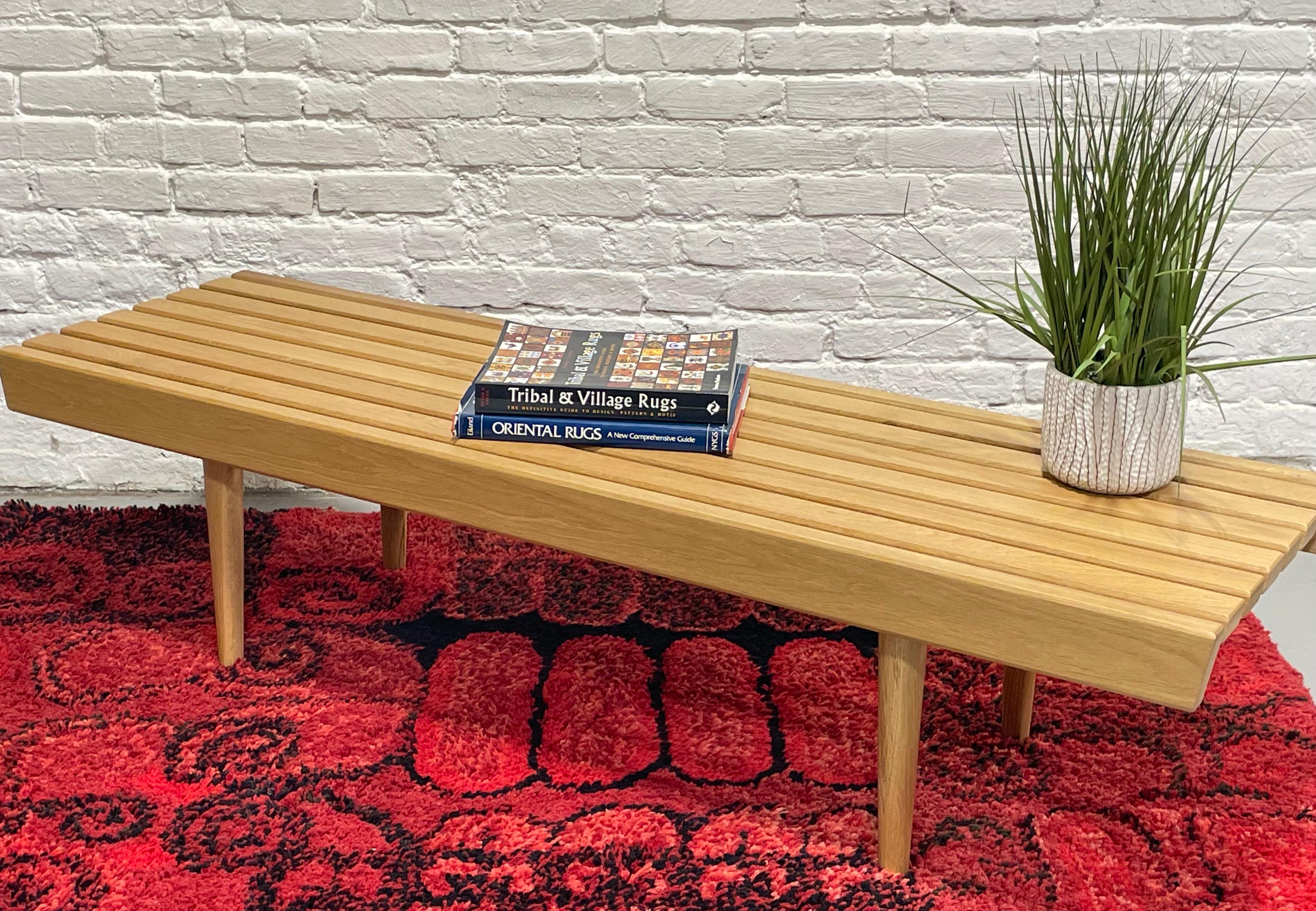 Banc / Table à café en chêne, fait à la main, de style moderne du milieu du siècle. Fabriqué en chêne de haute qualité, le banc présente une finition riche et naturelle qui accentue le magnifique grain du bois.  Contrairement à la plupart des bancs