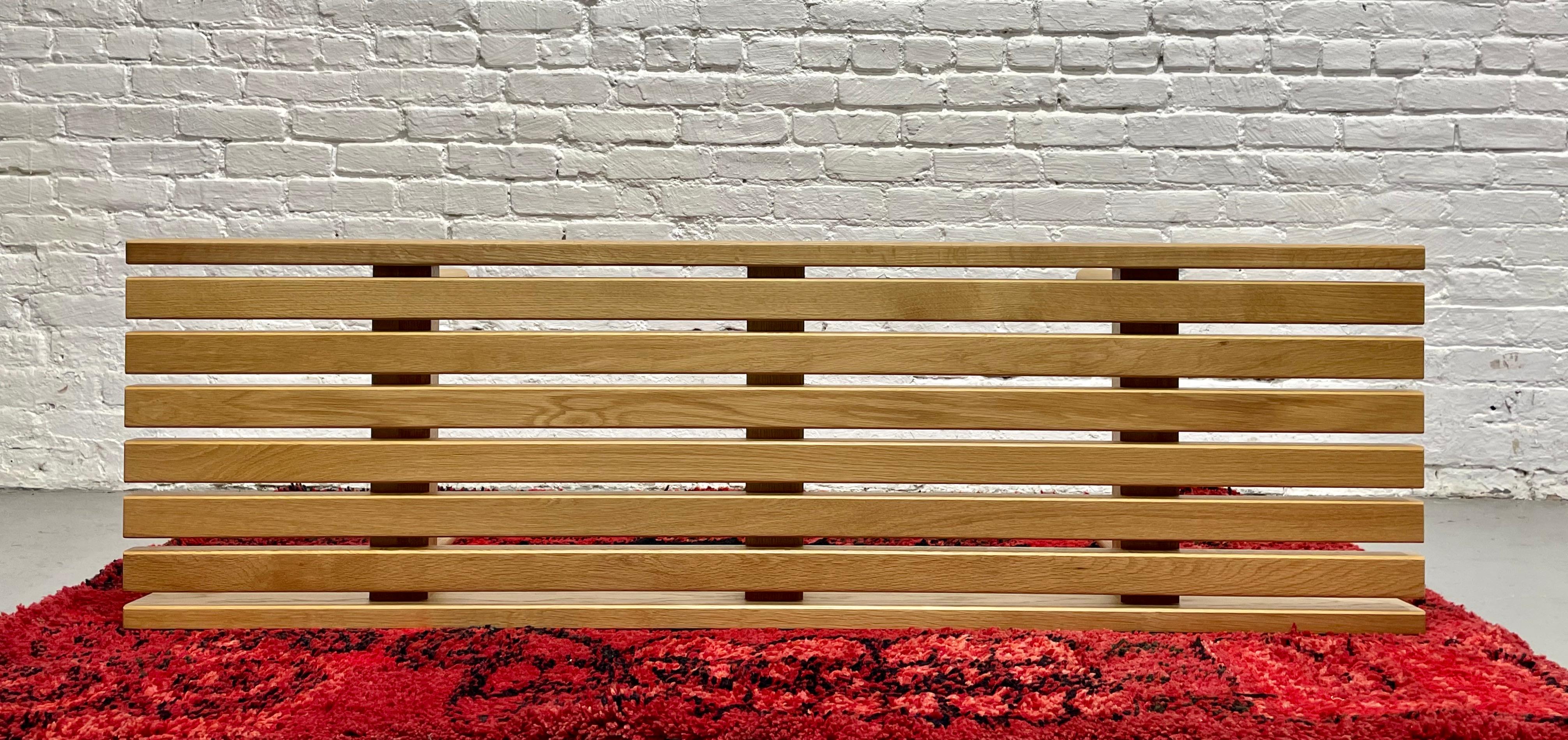 Banc / Table basse SLAT en chêne fait à la main, style Modernité du milieu du siècle dernier Neuf - En vente à Weehawken, NJ