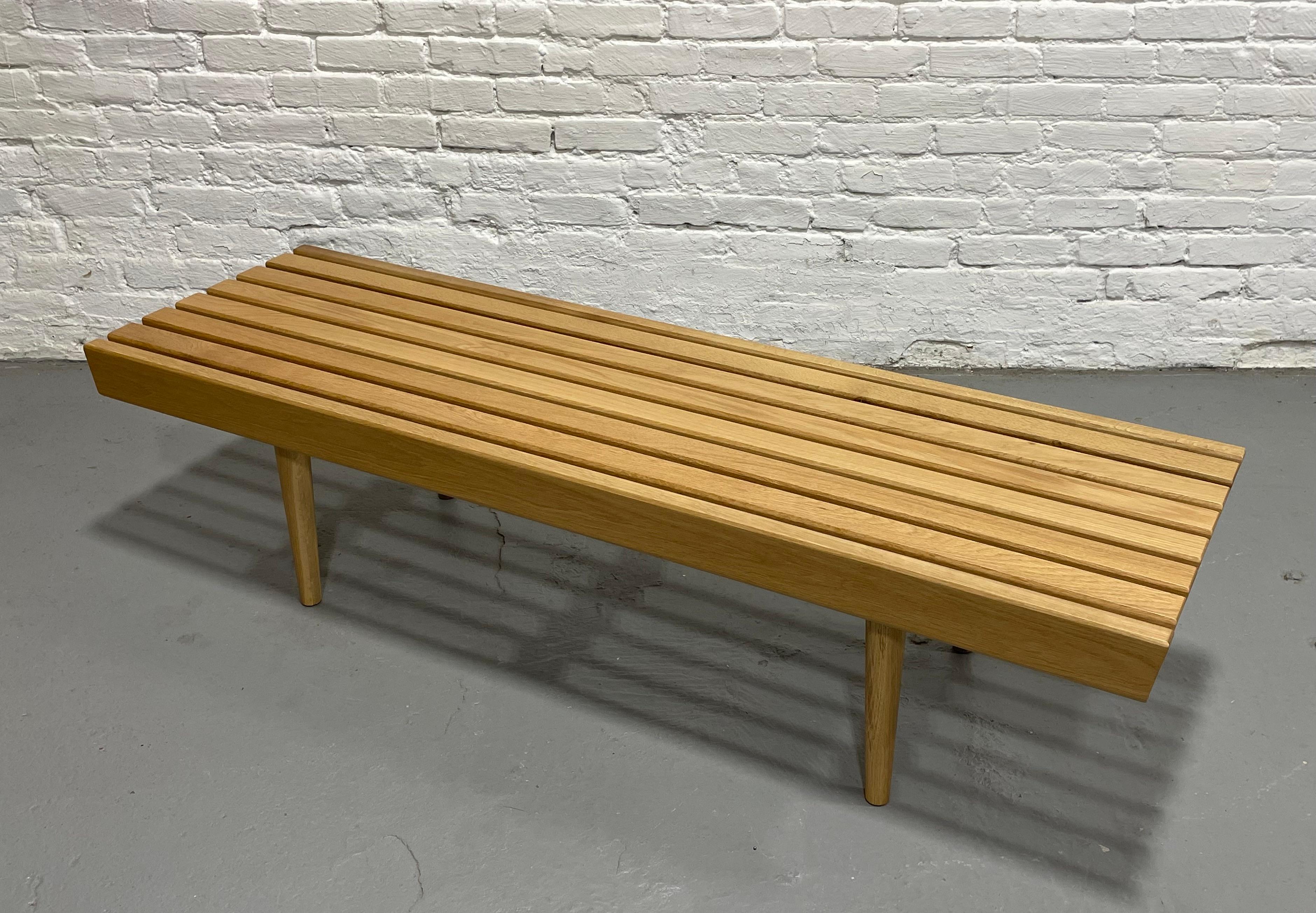 XXIe siècle et contemporain Banc / Table basse SLAT en chêne fait à la main, style Modernité du milieu du siècle dernier en vente