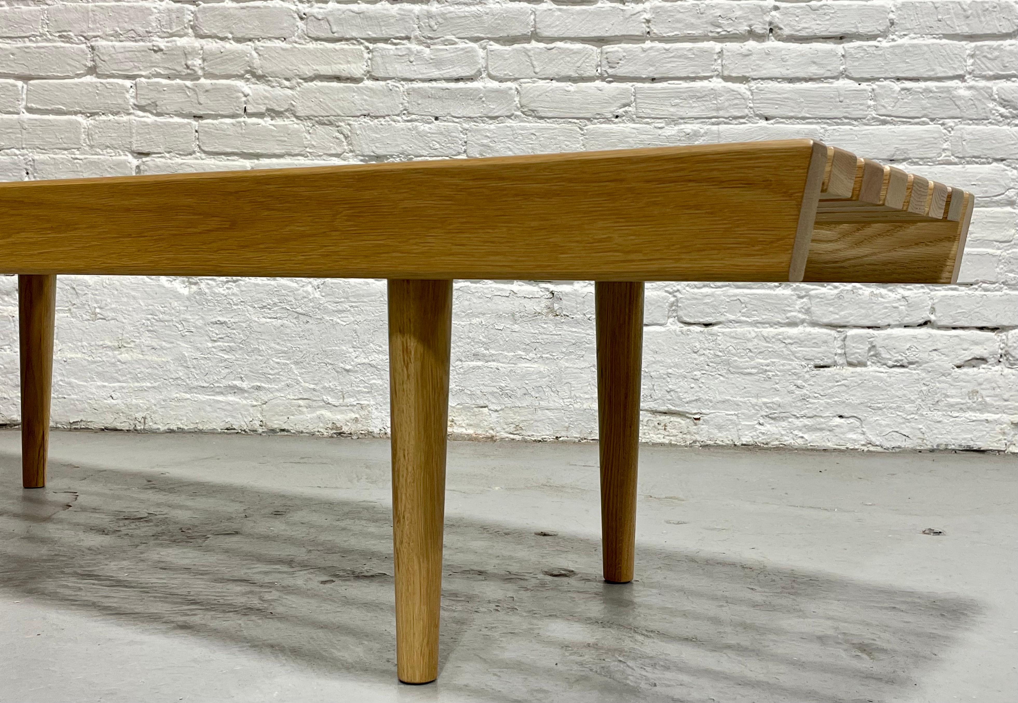 Banc / Table basse SLAT en chêne fait à la main, style Modernité du milieu du siècle dernier en vente 2