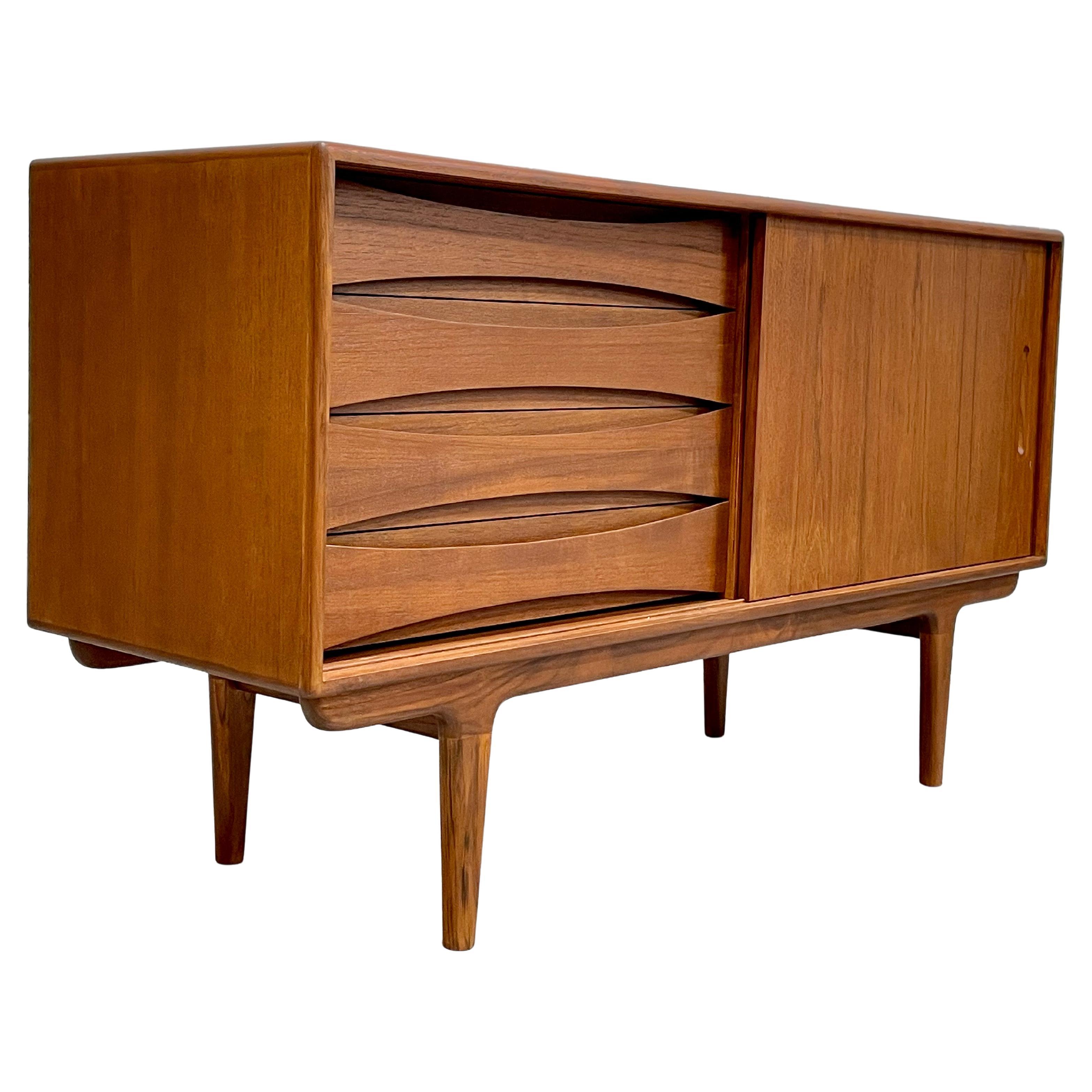 Mid-Century Modern Styled Teak Credenza / Media Stand en vente