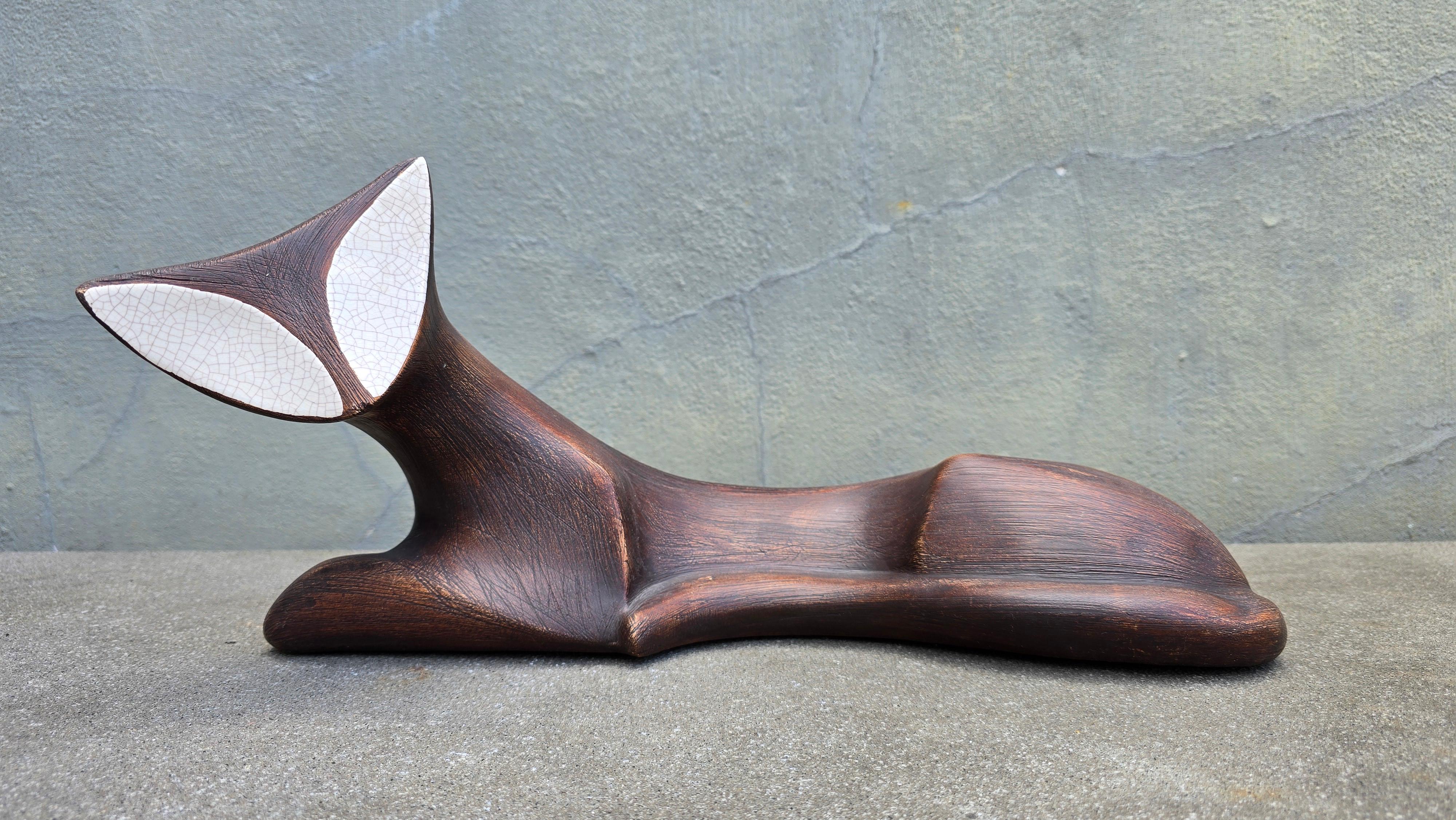 Una rara ed elegante scultura di gatto in ceramica attribuita a Brayton Laguna Pottery, realizzata a Laguna Beach, in California, intorno agli anni Cinquanta.

Questo pezzo è un esempio lampante di design moderno di metà secolo: minimalista,
