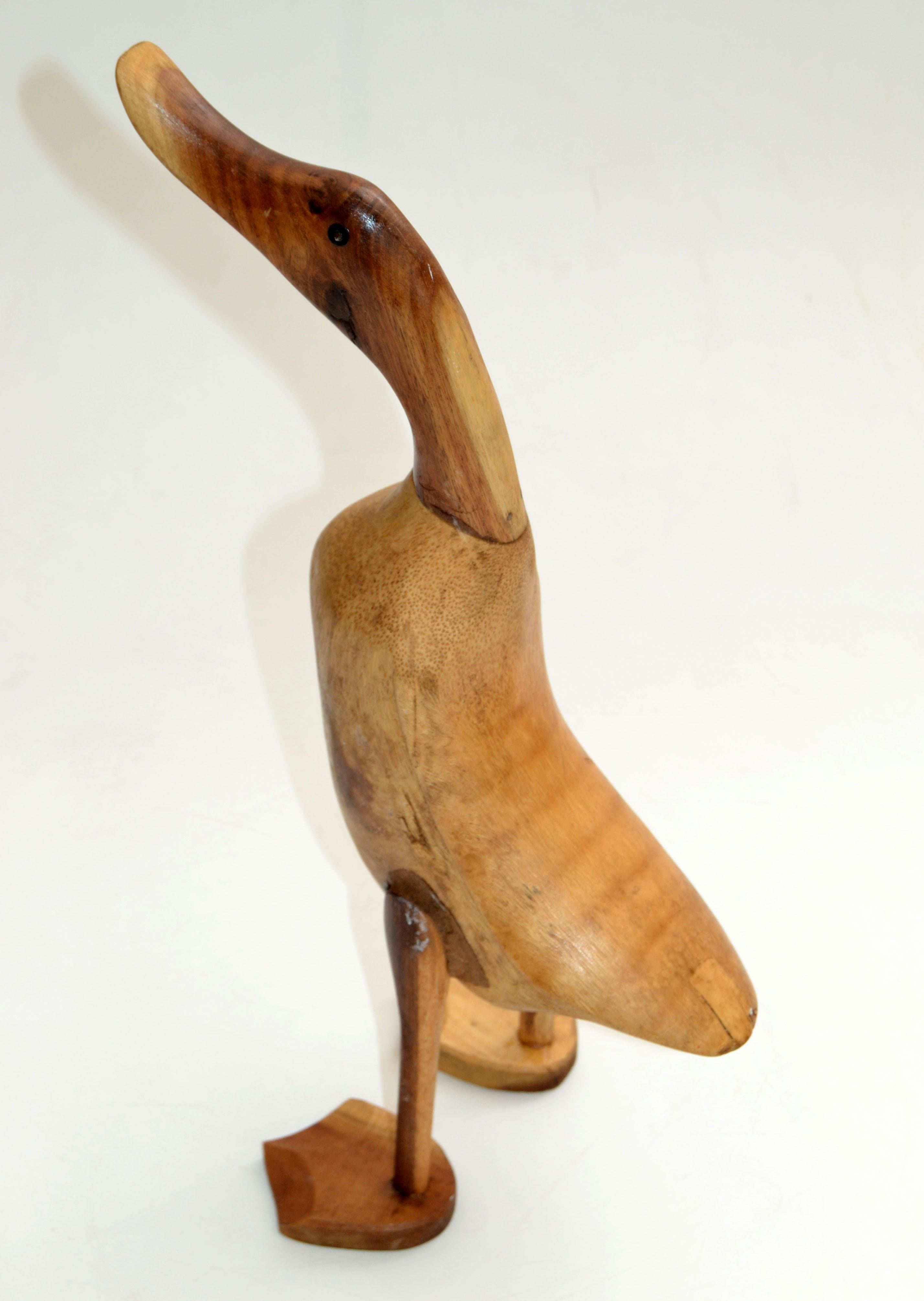 Américain Sculpture rustique de canard en bois fruitier stylisé sculpté à la main, de style moderne du milieu du siècle dernier en vente