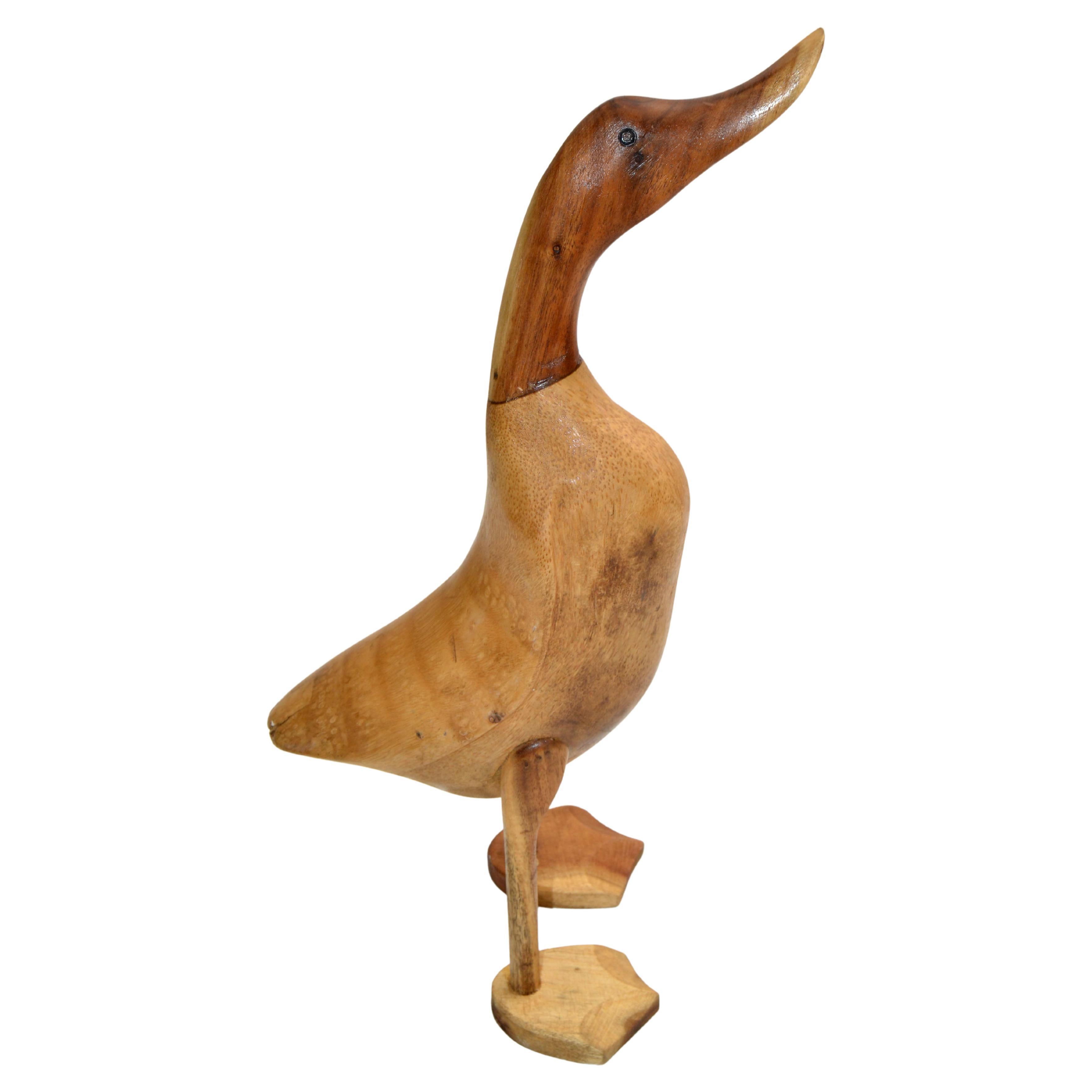 Sculpture rustique de canard en bois fruitier stylisé sculpté à la main, de style moderne du milieu du siècle dernier