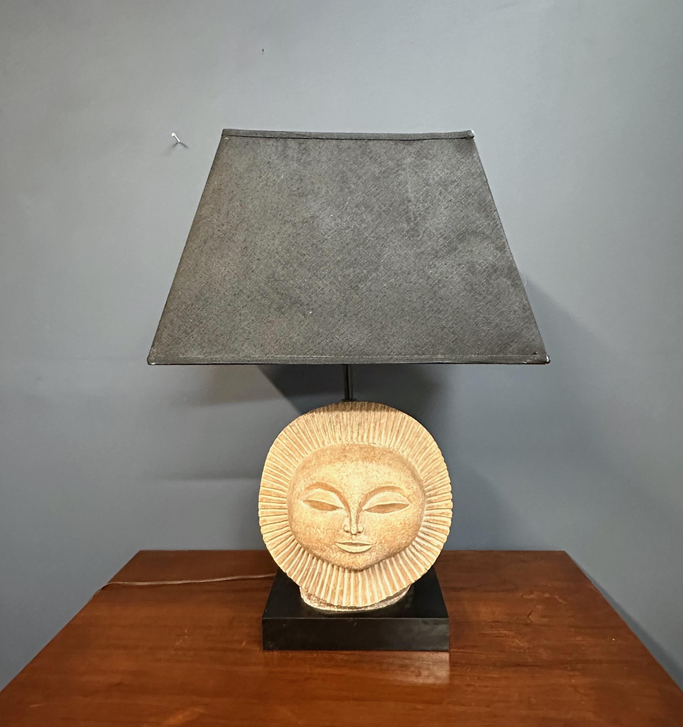 Un'accattivante lampada da tavolo della metà del secolo scorso dell'artista americano Paul Bellardo, con il suo iconico motivo del volto solare stilizzato. Scolpita in una ceramica strutturata con un bordo radioso e scanalato e tratti del viso