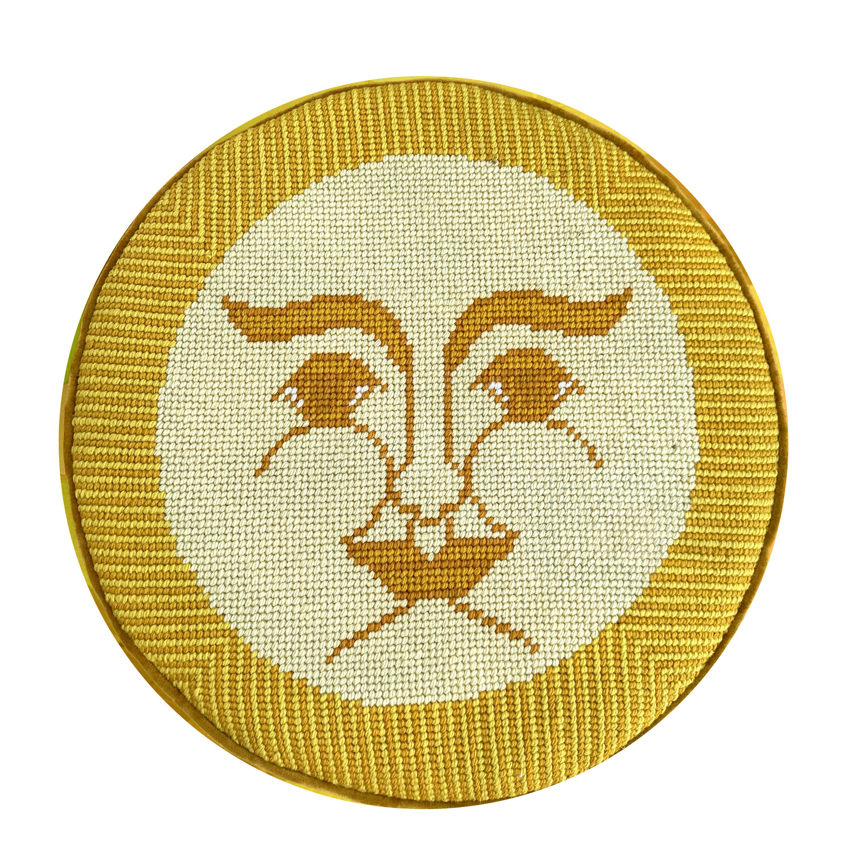 Vintage 1970s Sun Needlepoint Ottoman/Stool ist ein seltenes und einzigartiges Stück. Die Oberseite besteht aus Nadelspitze, die Unterseite aus gepolstertem gelbem Velours. Das ist vor Jonathan Adler und in dem Stil, von dem er inspiriert ist.