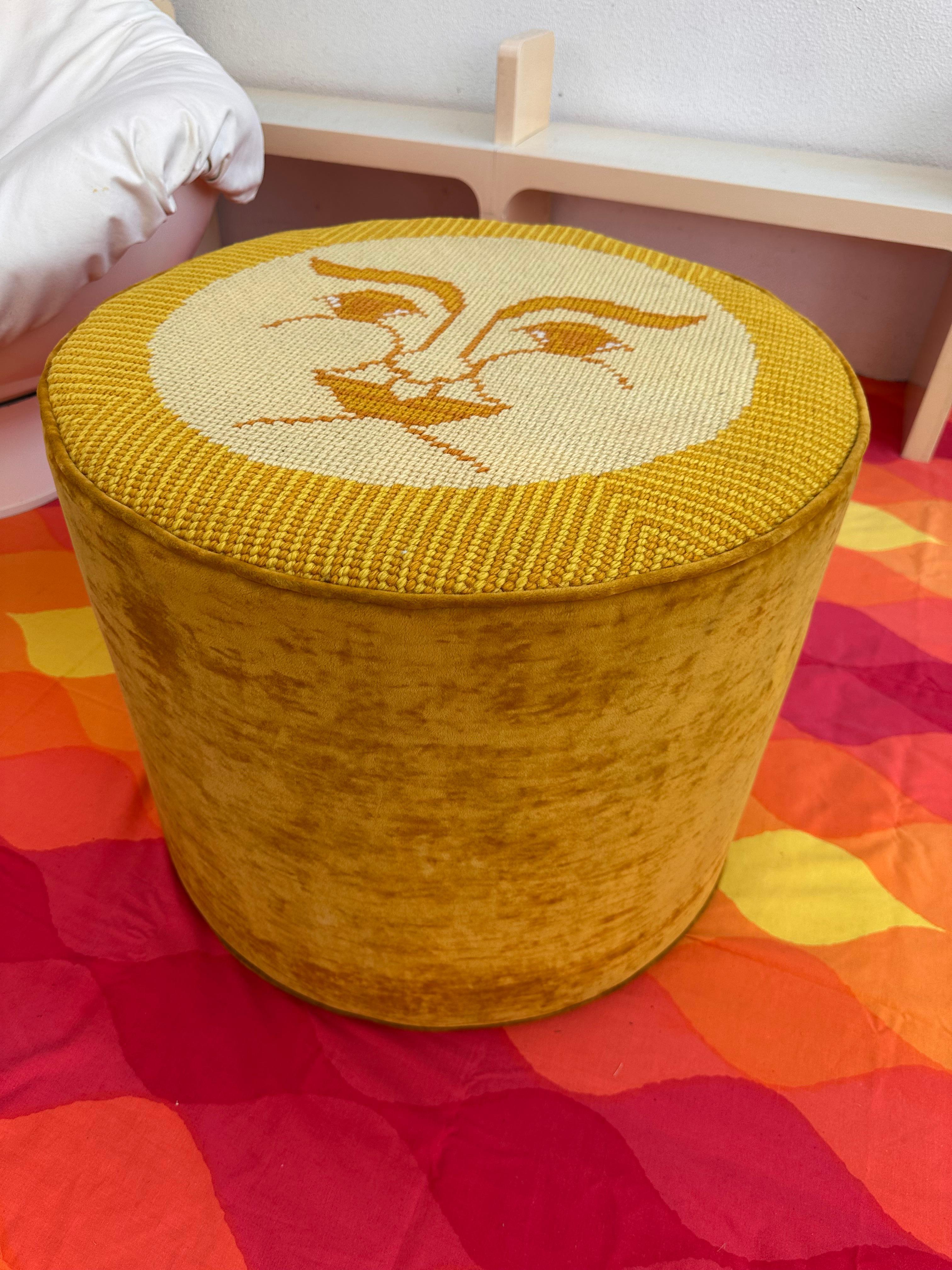Mid Century Modern Sun Needlepoint Ottoman Hocker (Moderne der Mitte des Jahrhunderts) im Angebot