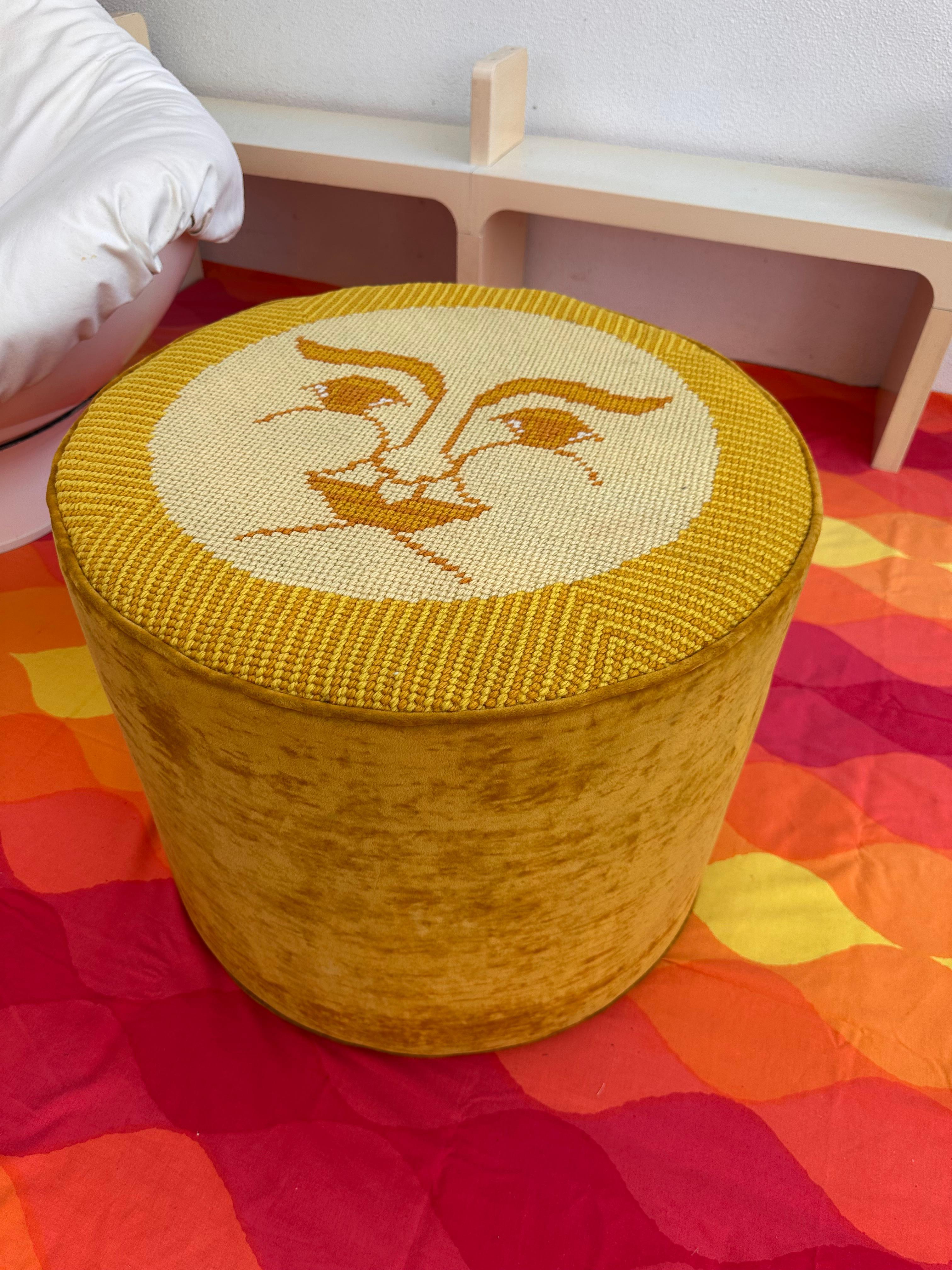 Mid Century Modern Sun Needlepoint Ottoman Hocker (amerikanisch) im Angebot