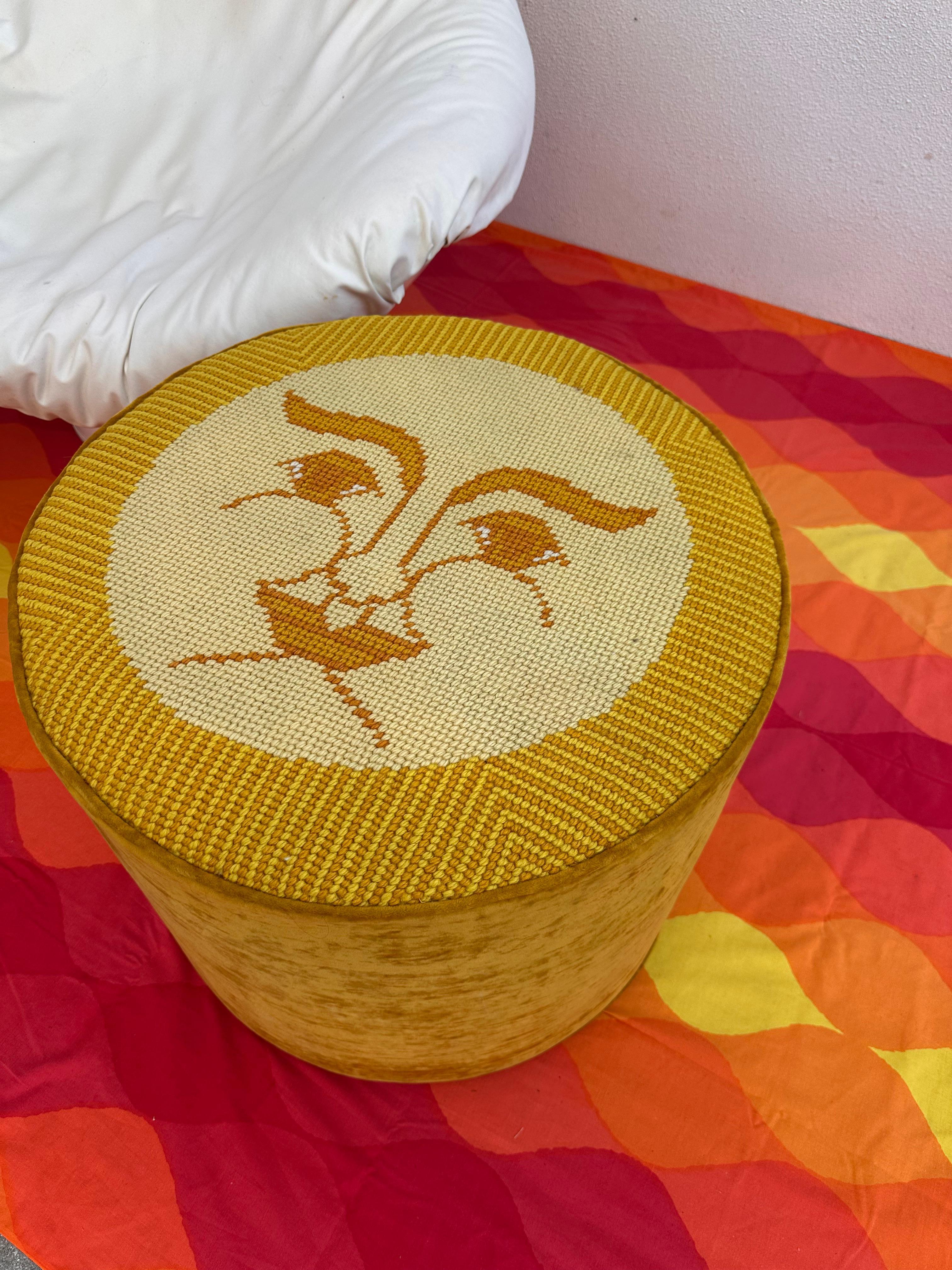 Mid Century Modern Sun Needlepoint Ottoman Hocker (Gobelinstrickerei) im Angebot