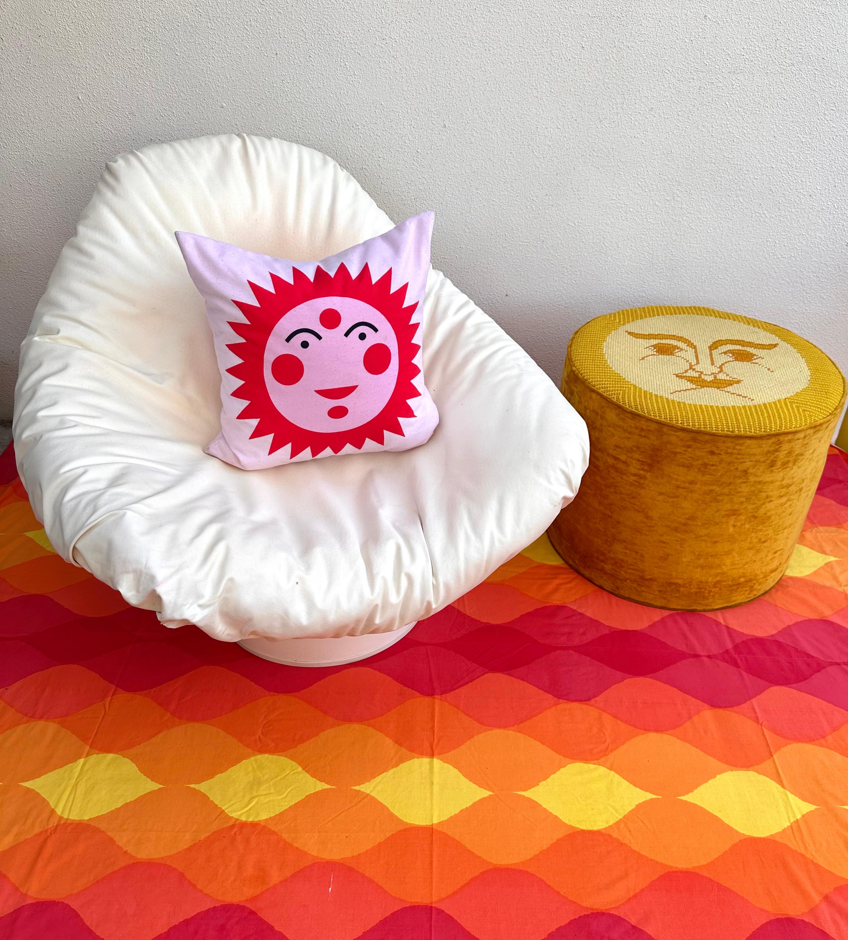 Mid Century Modern Sun Needlepoint Ottoman Hocker im Zustand „Gut“ im Angebot in Lake Worth, FL