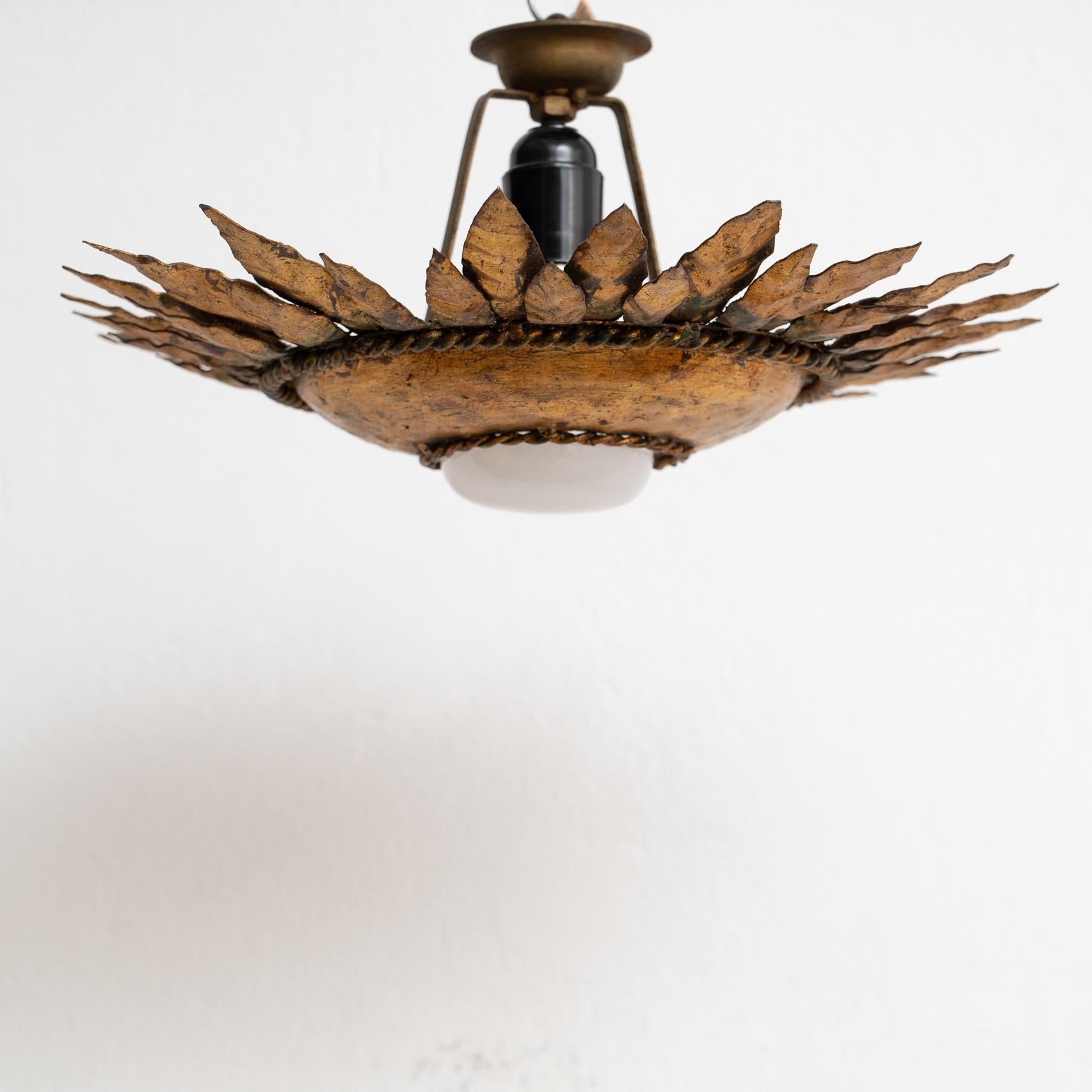 Fai un salto indietro nel tempo con il fascino di una lampada da parete in ottone a raggiera Mid-Century Modern, un gioiello di design del 1960 circa, immerso nelle tradizioni dell'artigianato francese. Realizzato con cura meticolosa e attenzione ai