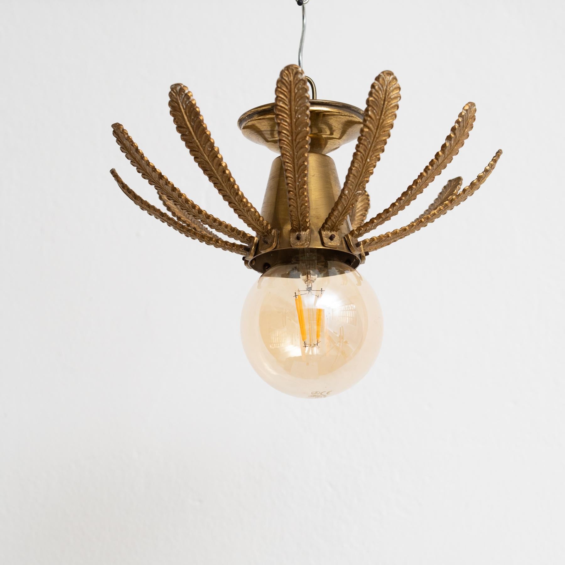 Fai un salto indietro nel tempo con il fascino di una lampada da parete in ottone a raggiera Mid-Century Modern, un gioiello di design del 1960 circa, immerso nelle tradizioni dell'artigianato francese. Realizzato con cura meticolosa e attenzione ai