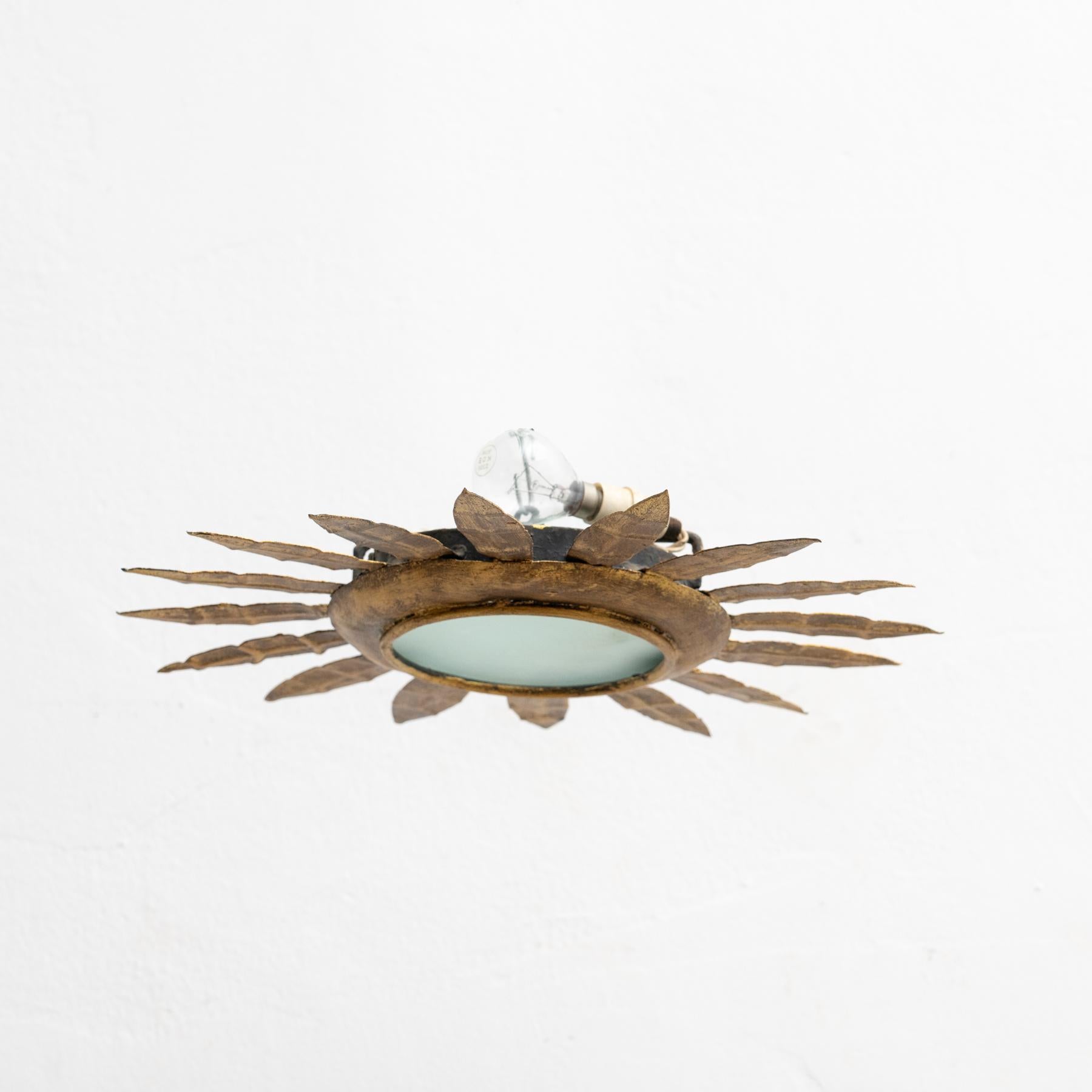 Mid-Century Modern Sunburst Brass Ceiling Lamp In Good Condition For Sale In Barcelona, Barcelona