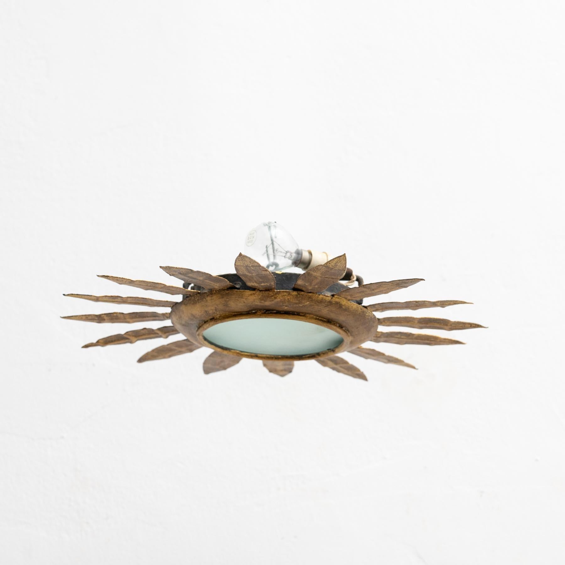 Francese Lampada da soffitto in ottone a raggiera moderna del metà secolo in vendita