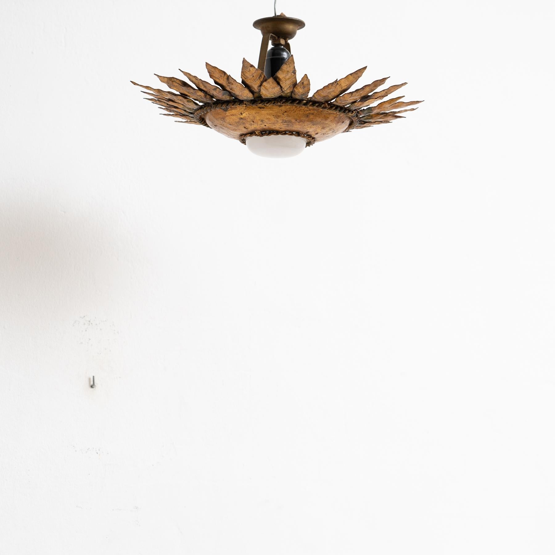 Francese Lampada da soffitto in ottone a raggiera moderna del metà secolo in vendita