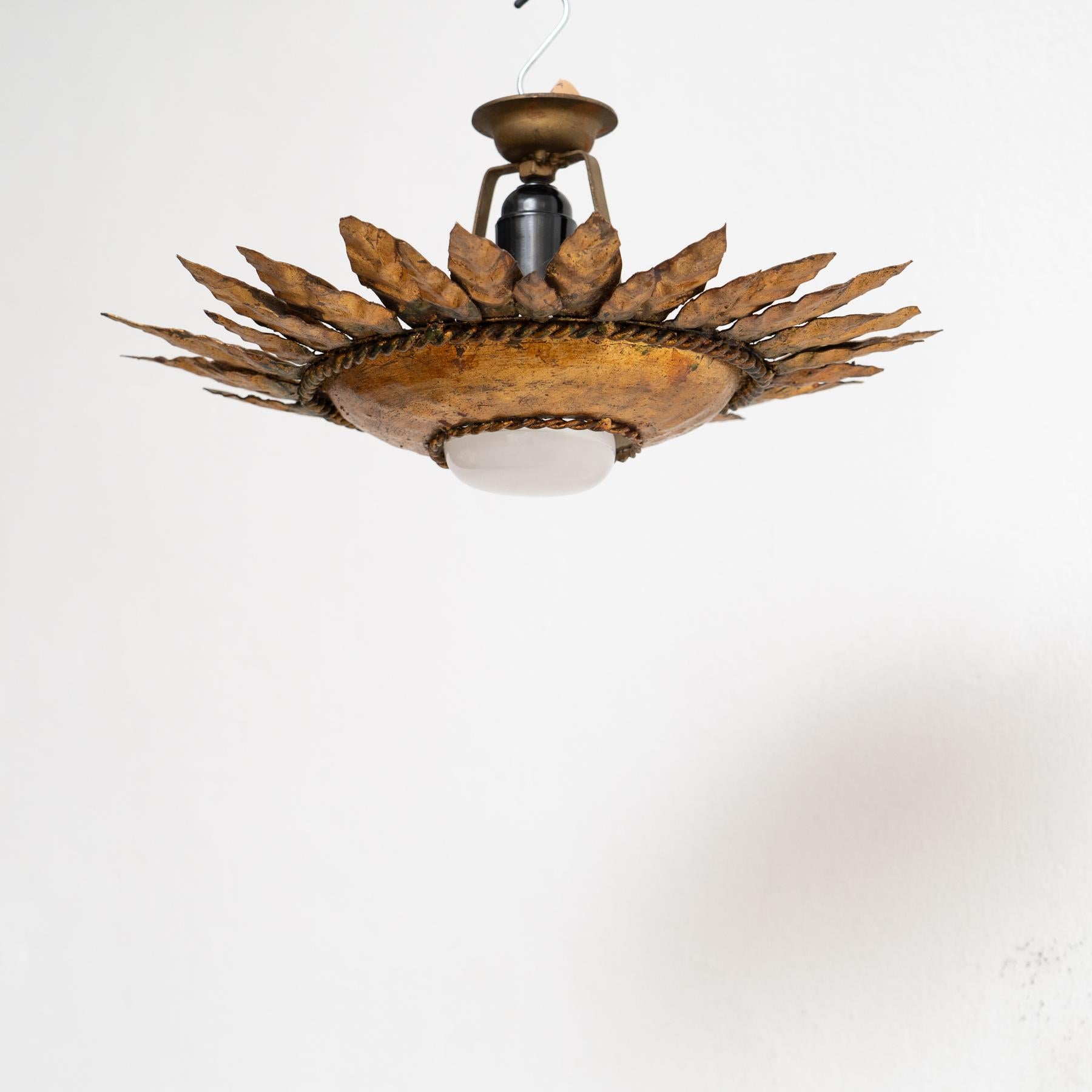 Lampada da soffitto in ottone a raggiera moderna del metà secolo In condizioni buone in vendita a Barcelona, ES
