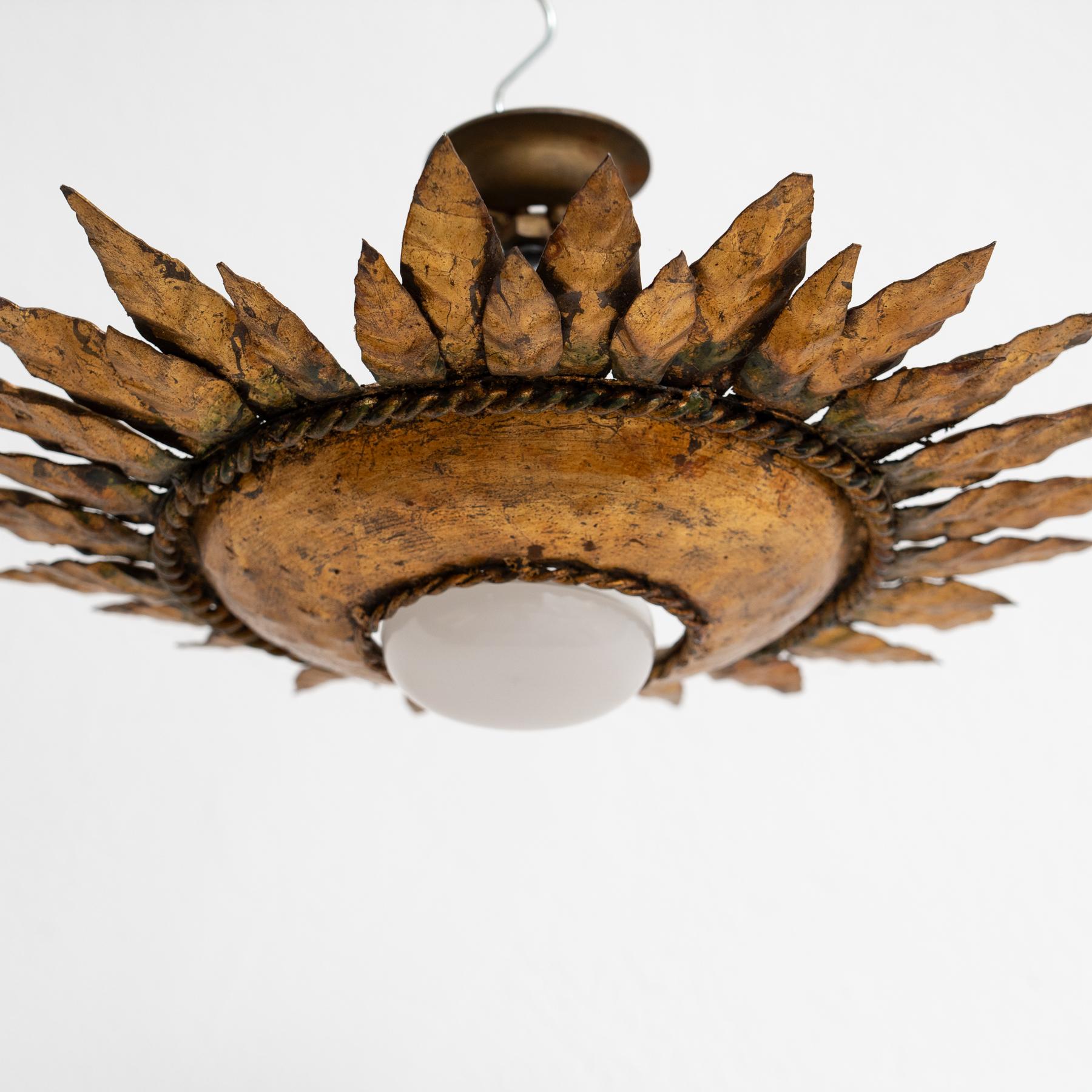 Metà XX secolo Lampada da soffitto in ottone a raggiera moderna del metà secolo in vendita