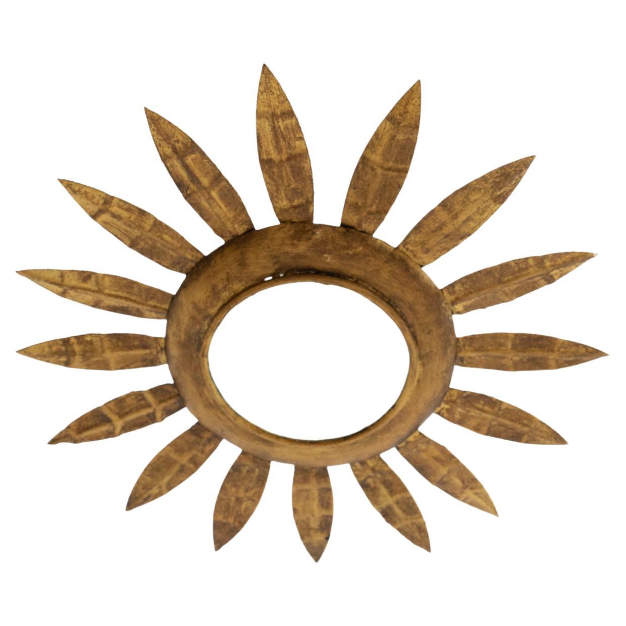 Die Mid-Century Modern Sunburst-Wandleuchte aus Messing, ein Design-Juwel aus der Zeit um 1960, das in der Tradition französischer Handwerkskunst steht, versetzt Sie in die Vergangenheit. Dieses mit großer Sorgfalt und Liebe zum Detail gefertigte