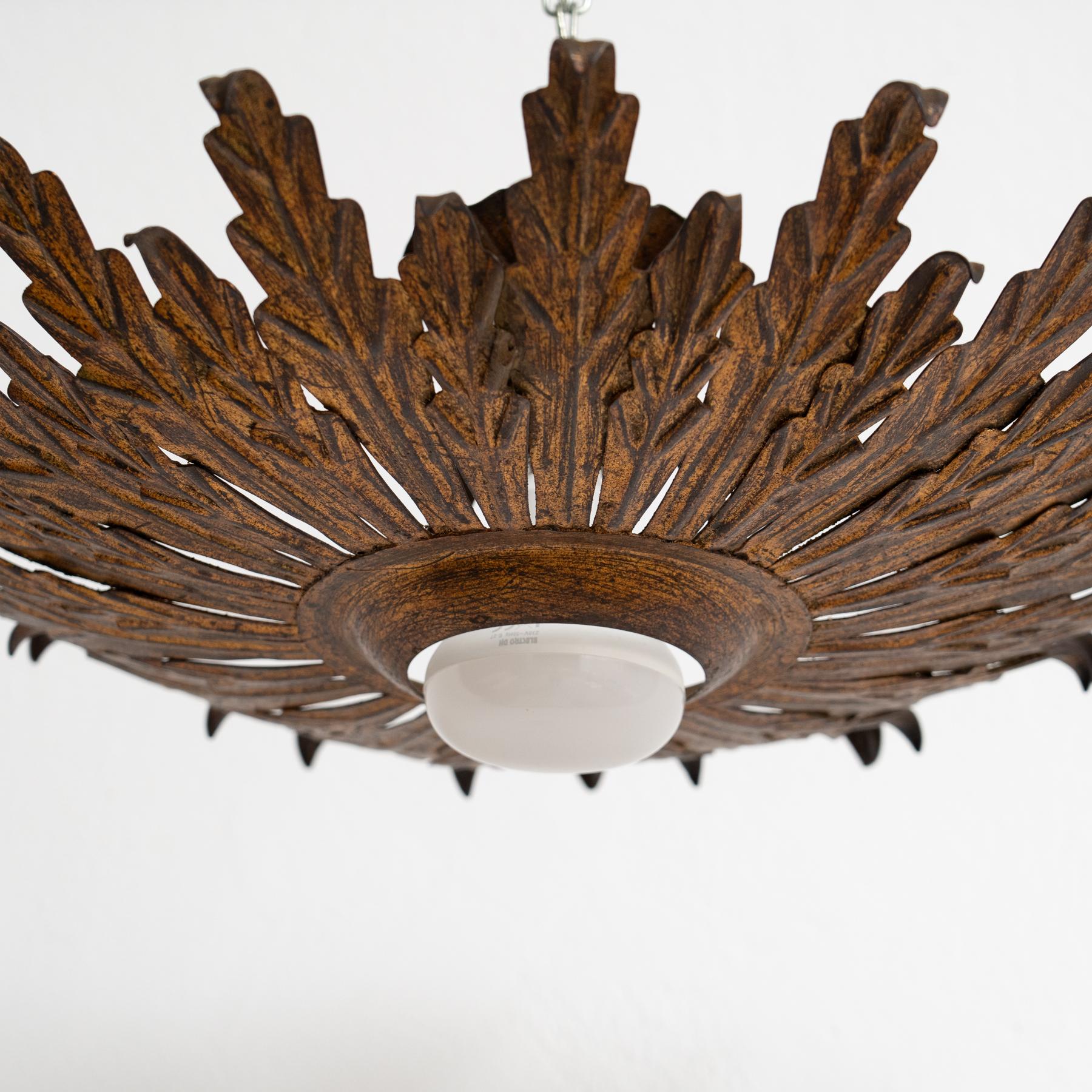 Francese Lampada da soffitto in ottone a raggiera della modernità di metà secolo - Artigianato francese, anni '60 in vendita