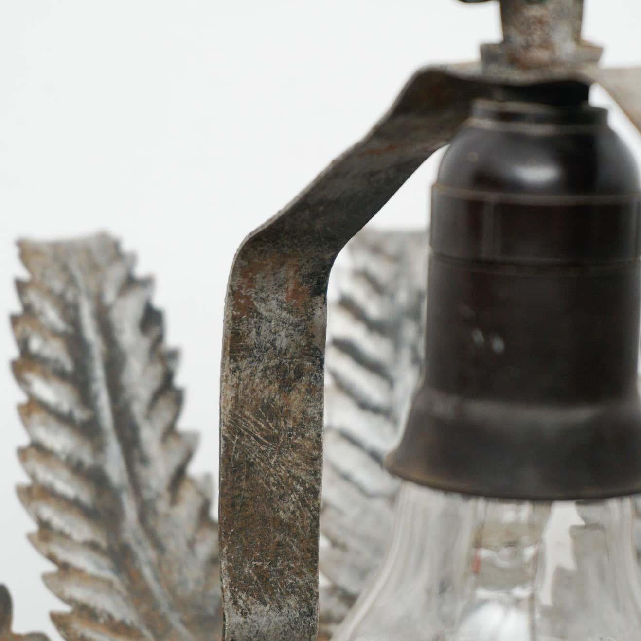 Lampada a sospensione in ottone a raggiera della Modernità del Mid-Century, circa 1960  Tradizionalmente prodotto in Francia.  Di autore sconosciuto.    In condizioni originali, con lievi usure dovute all'età e all'uso, conserva una bella patina.   