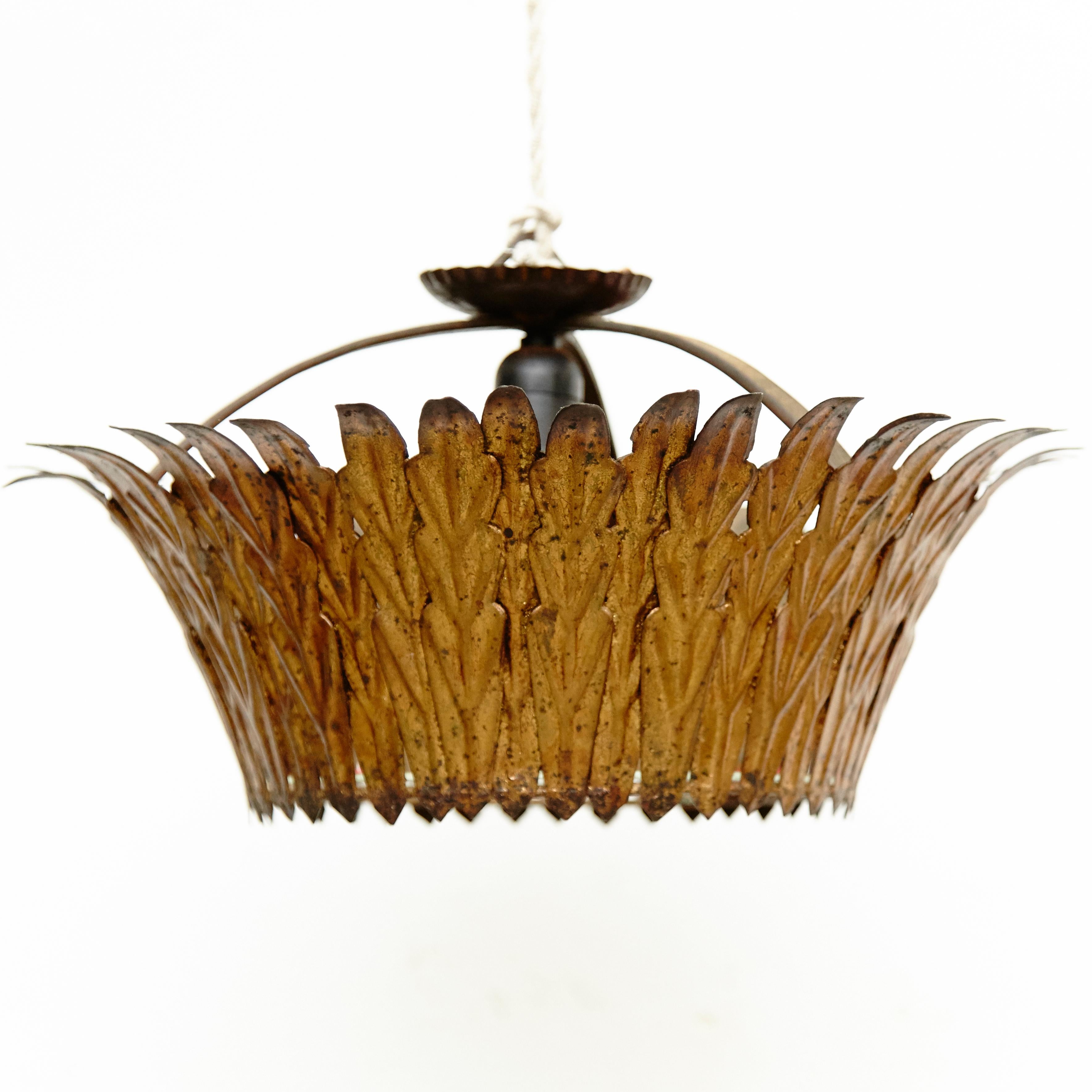 Mid-Century Modern sunburst brass pendant lamp, circa 1960
Traditionally manufactured in France.
By unknown designer.

In original condition with minor wear consistent of age and use, preserving a beautiful patina.

 
