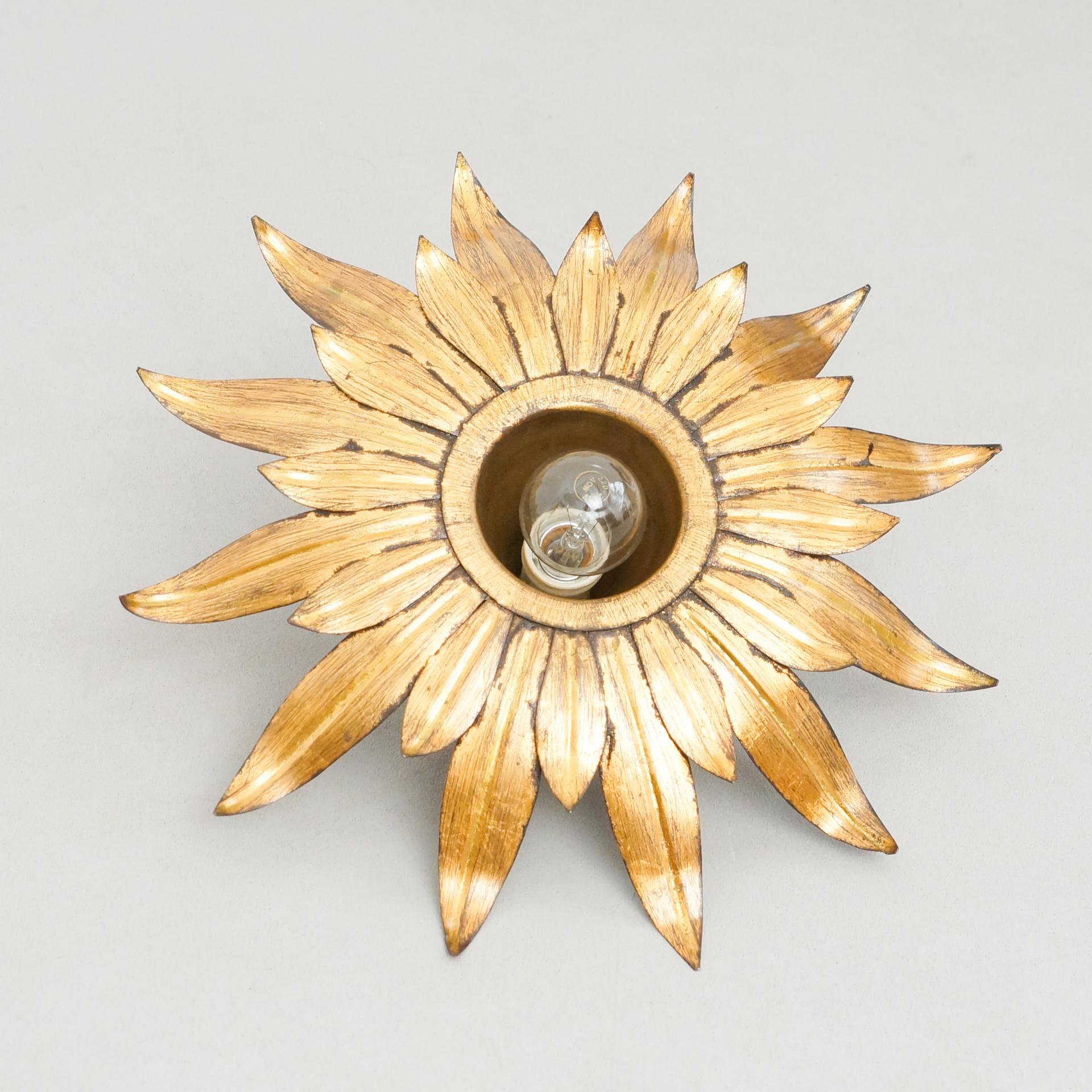Mid-Century Modern sunburst brass pendant lamp, circa 1960
Traditionally manufactured in France.
By unknown designer.

In original condition with minor wear consistent of age and use, preserving a beautiful patina.

Electrification has not been