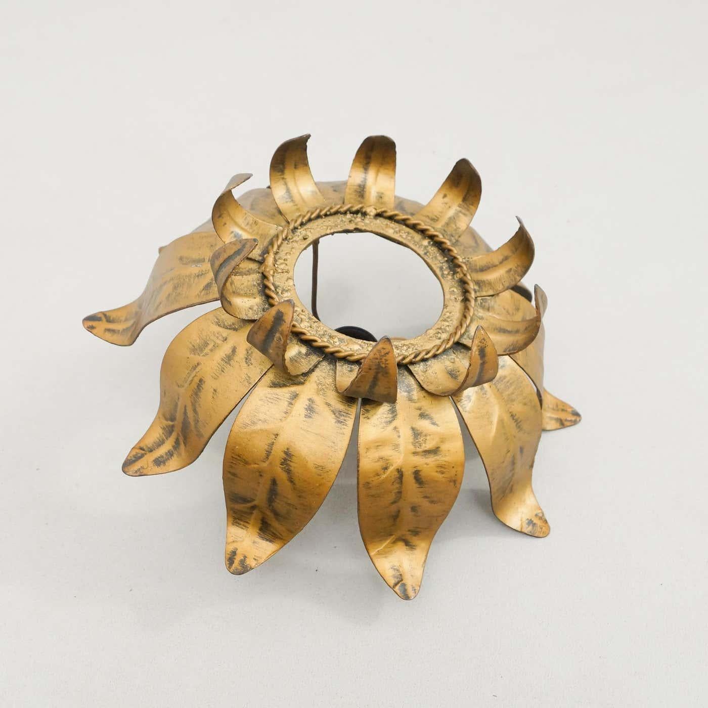 Lampe suspendue en laiton en forme de soleil, circa 1960
Fabriqué traditionnellement en France.
Par un designer inconnu.

En état d'origine avec une usure mineure conforme à l'âge et à l'utilisation, préservant une belle patine.

 L'électrification