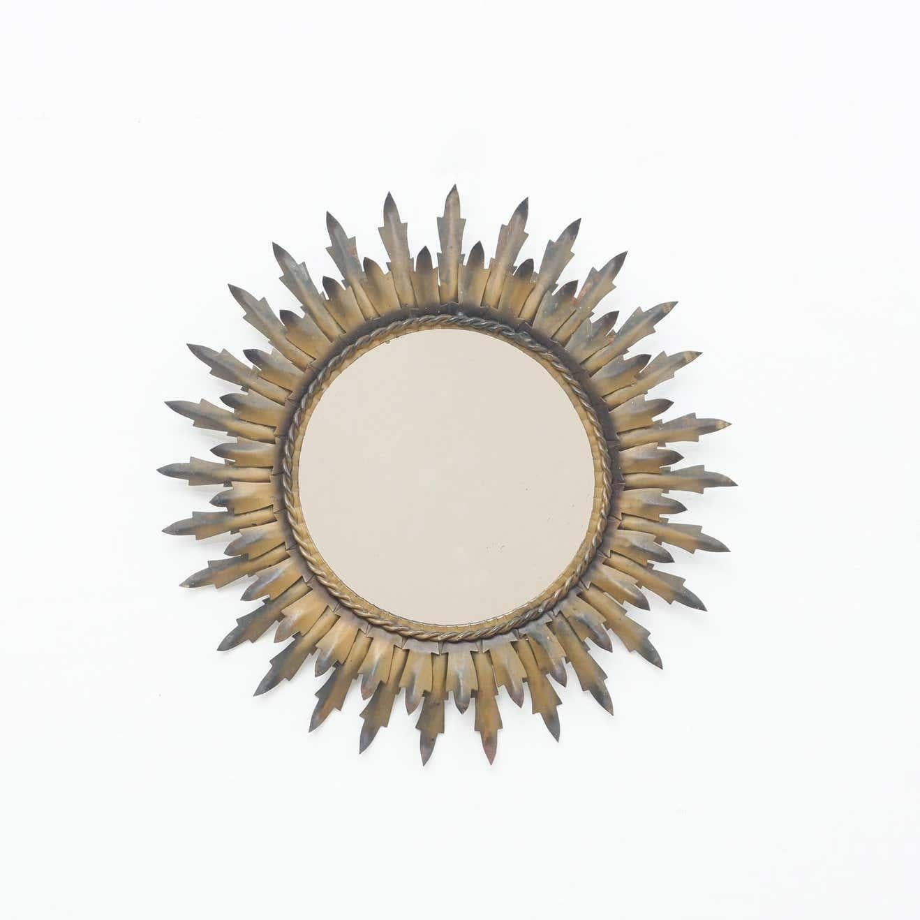 Specchio a raggiera in ottone, metà del secolo scorso, 1960 circa in vendita 4
