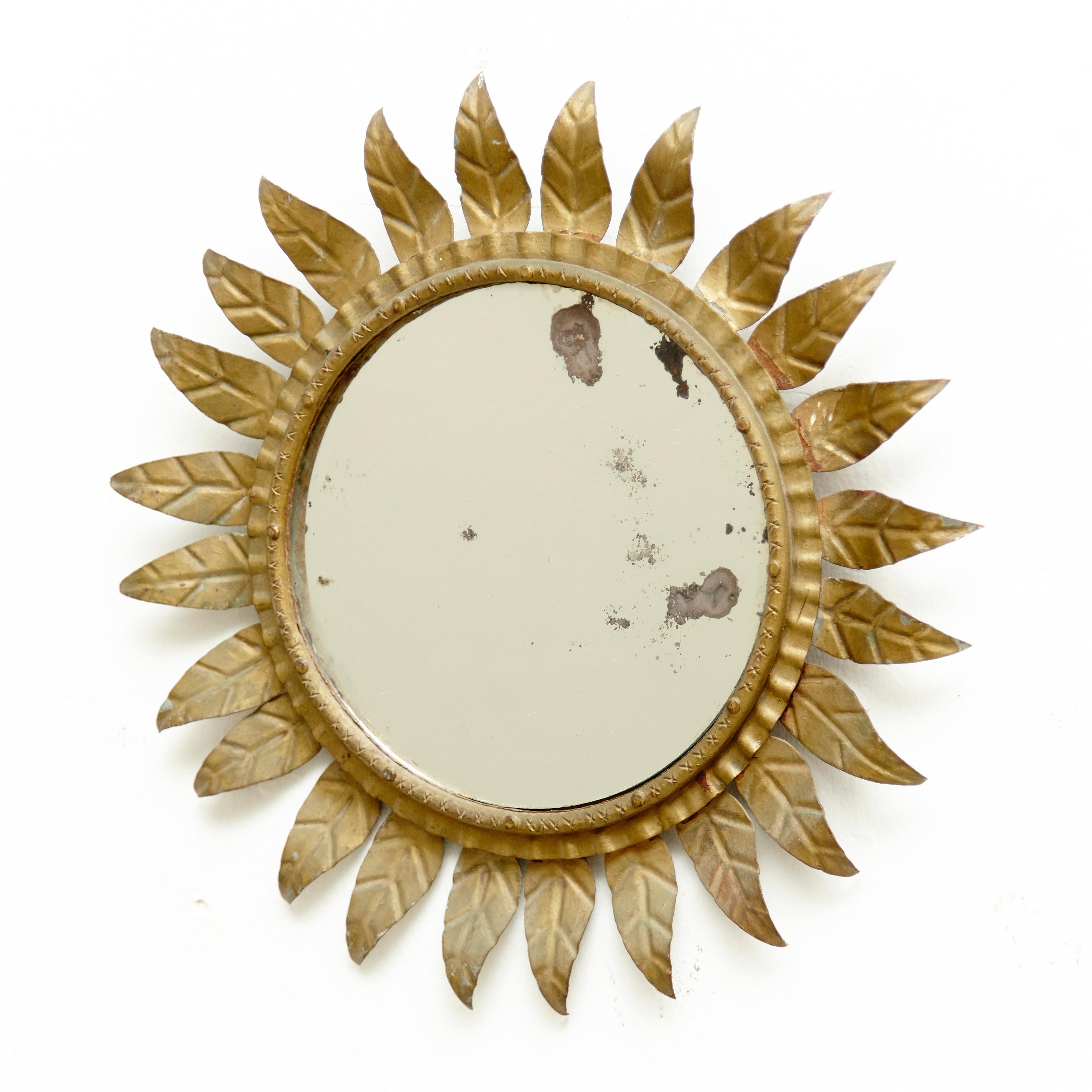 Mid-Century Modern sunburst mirror brass, circa 1960
Traditionally manufactured in France.
By unknown designer.

In original condition with minor wear consistent of age and use, preserving a beautiful patina.

