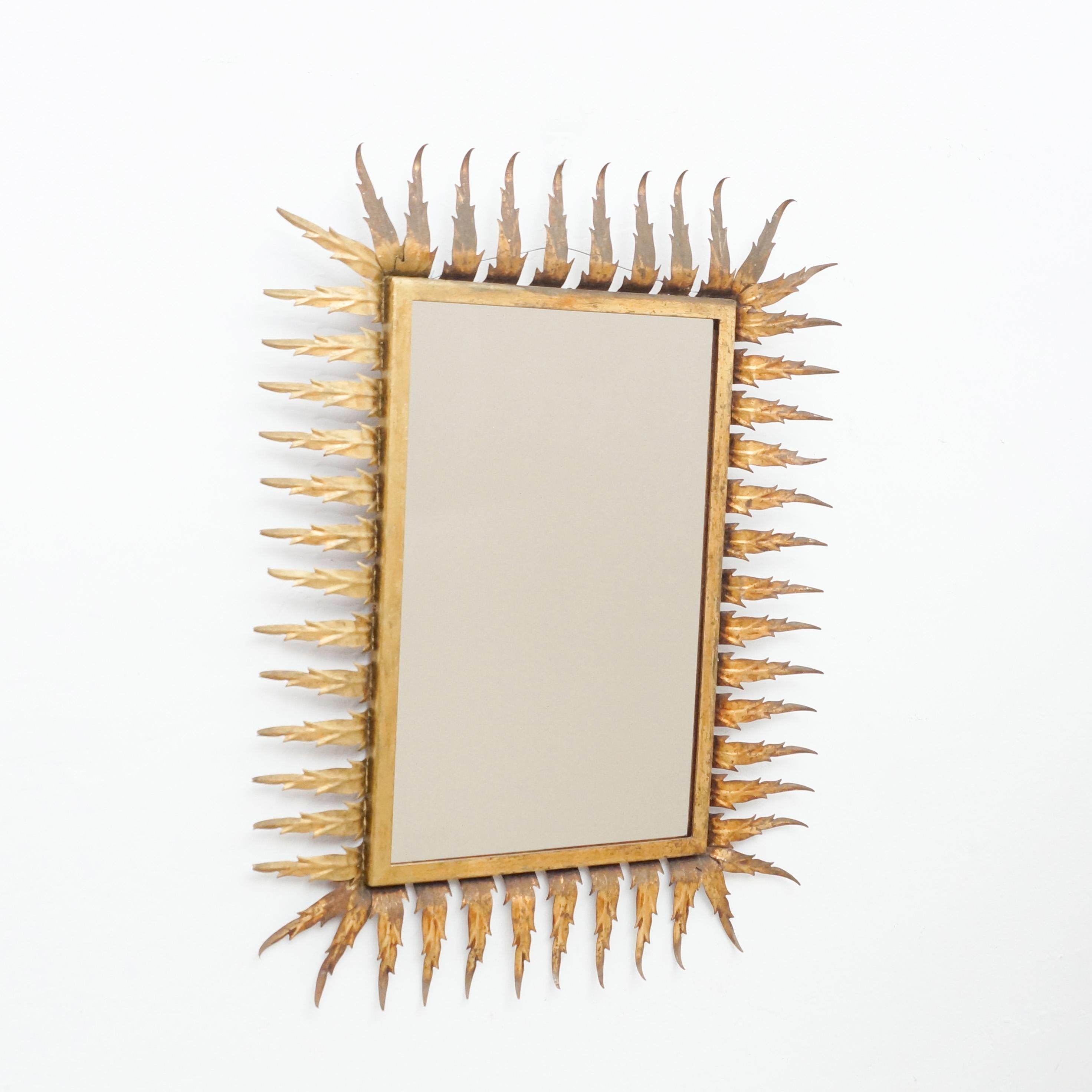 Mid-Century Modern sunburst mirror brass, circa 1960
Traditionally manufactured in France.
By unknown designer.

In original condition with minor wear consistent of age and use, preserving a beautiful patina.

  