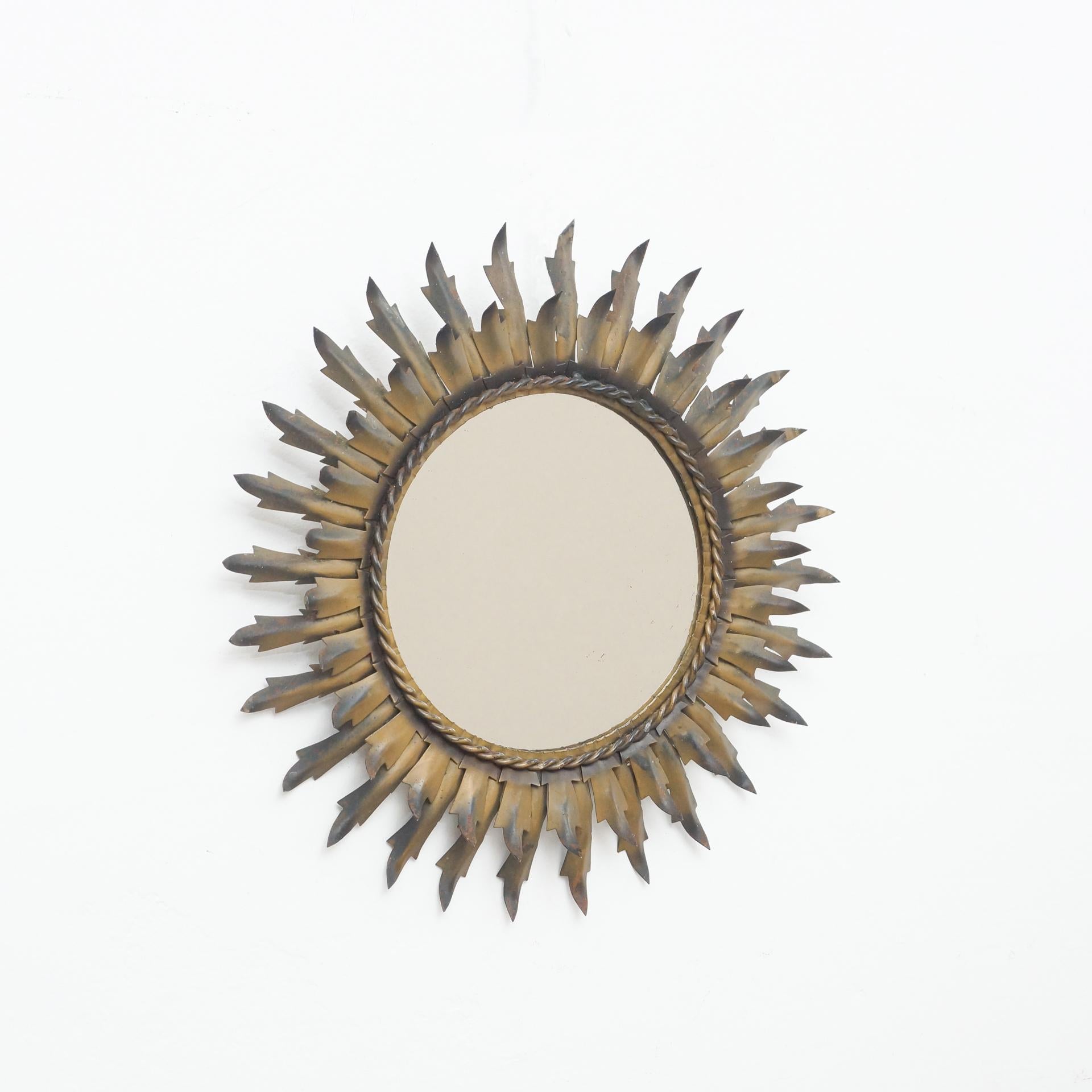 Mid-Century Modern sunburst mirror brass, circa 1960
Traditionally manufactured in France.
By unknown designer.

In original condition with minor wear consistent of age and use, preserving a beautiful patina.

  