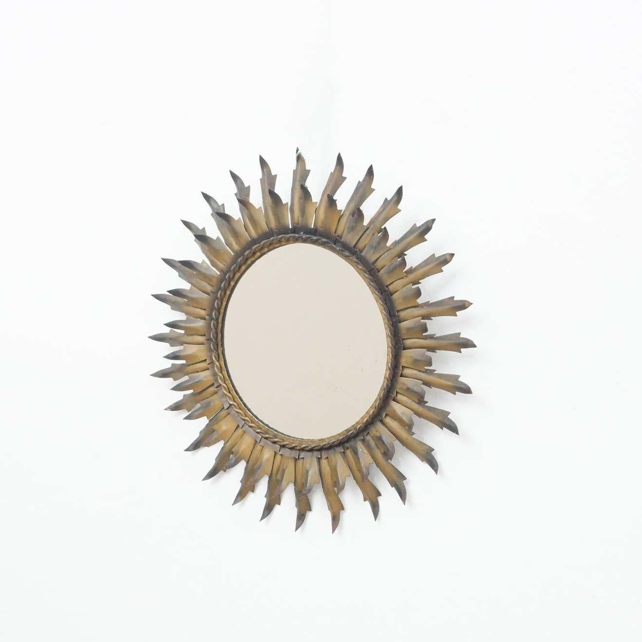 Mid-Century Modern sunburst mirror brass, circa 1960
Traditionally manufactured in France.
By unknown designer.

In original condition with minor wear consistent of age and use, preserving a beautiful patina.

