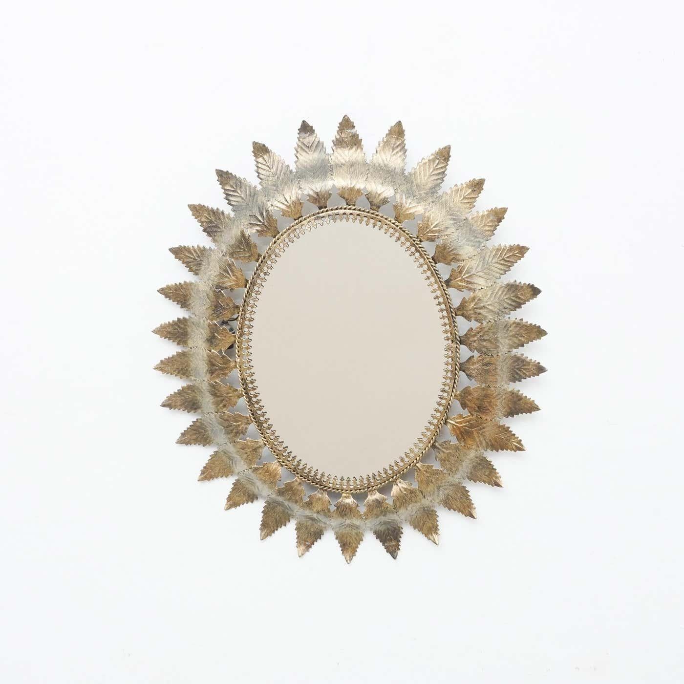 Specchio a raggiera in ottone della Modernità del Mid-Century, circa 1960
Tradizionalmente prodotto in Francia.
Di autore sconosciuto.

In condizioni originali, con lievi usure dovute all'età e all'uso, conserva una bella patina.

 
