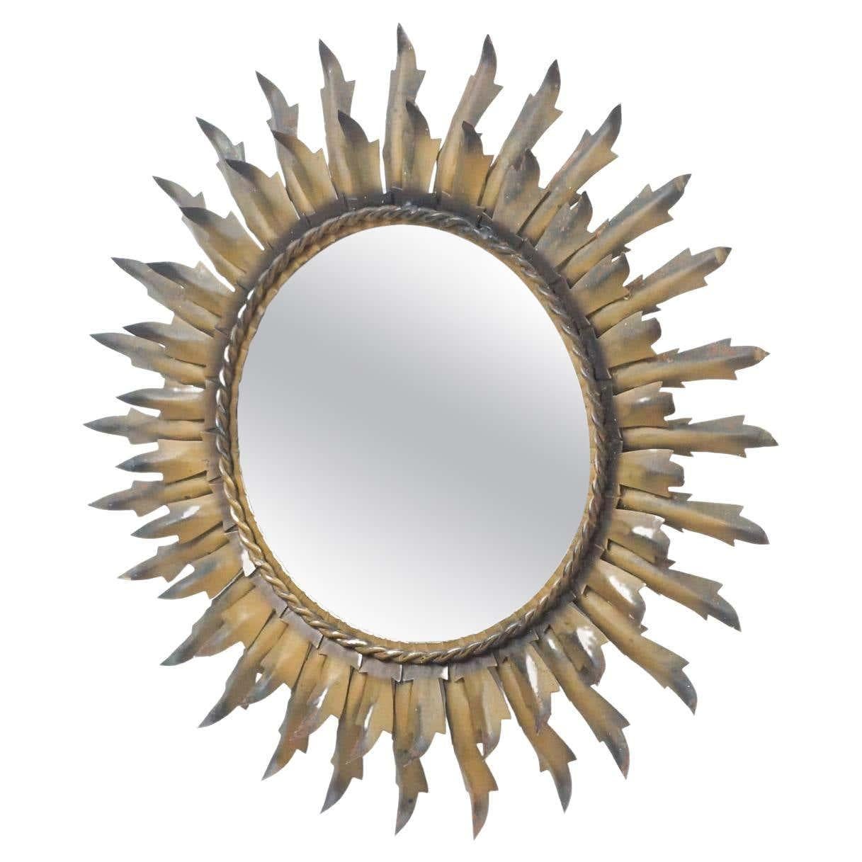 Specchio a raggiera in ottone della Modernità del Mid-Century, circa 1960
Tradizionalmente prodotto in Francia.
Di autore sconosciuto.

In condizioni originali, con lievi usure dovute all'età e all'uso, conserva una bella patina.


