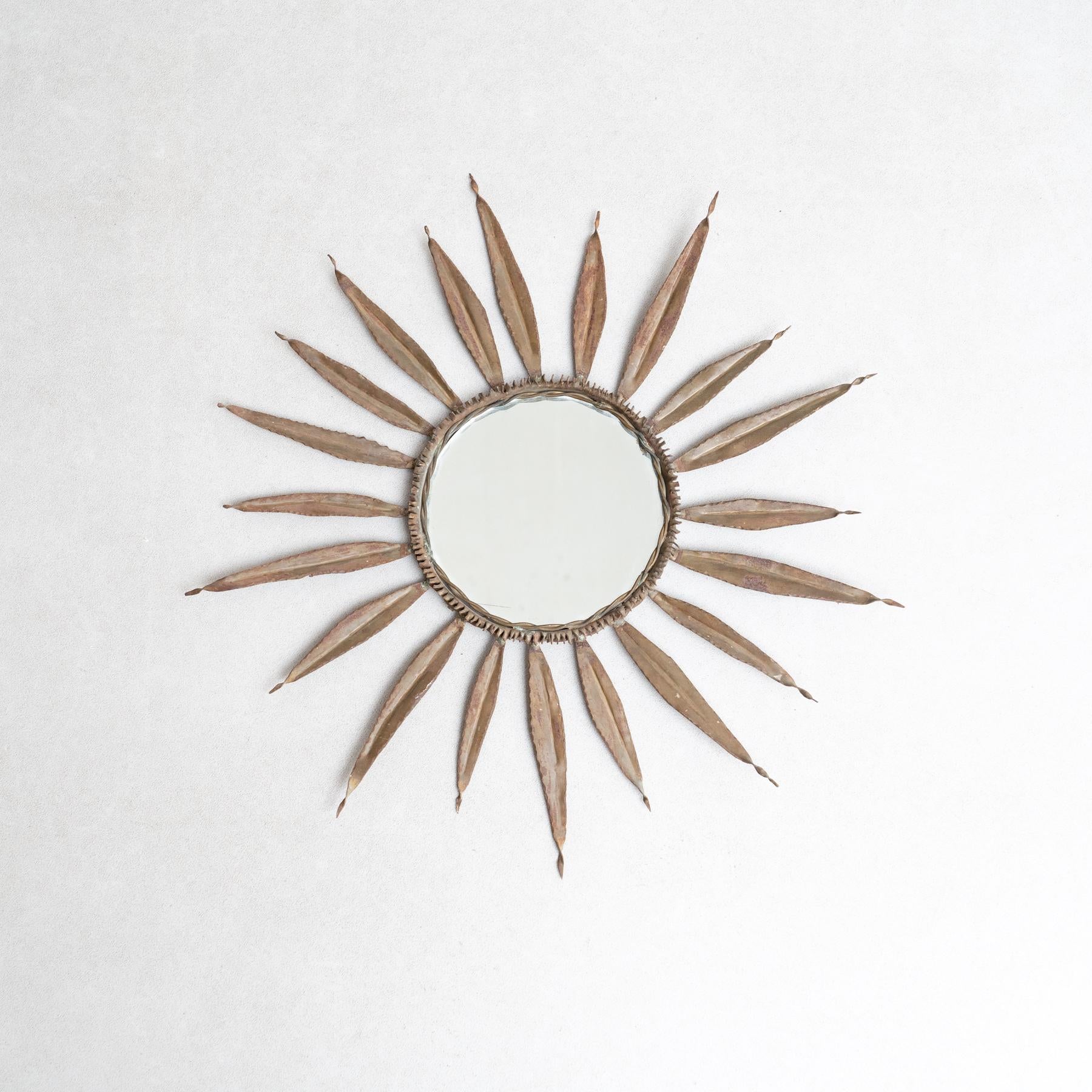Miroir en laiton à décor ensoleillé, circa 1960
Fabriqué traditionnellement en France.
Par un designer inconnu.

En état d'origine avec une usure mineure conforme à l'âge et à l'utilisation, préservant une belle patine.

