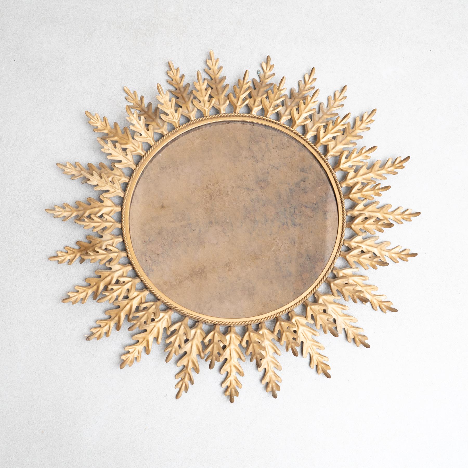 Specchio a raggiera in ottone della Modernità del Mid-Century, circa 1960
Tradizionalmente prodotto in Francia.
Di autore sconosciuto.

In condizioni originali, con lievi usure dovute all'età e all'uso, conserva una bella patina.

