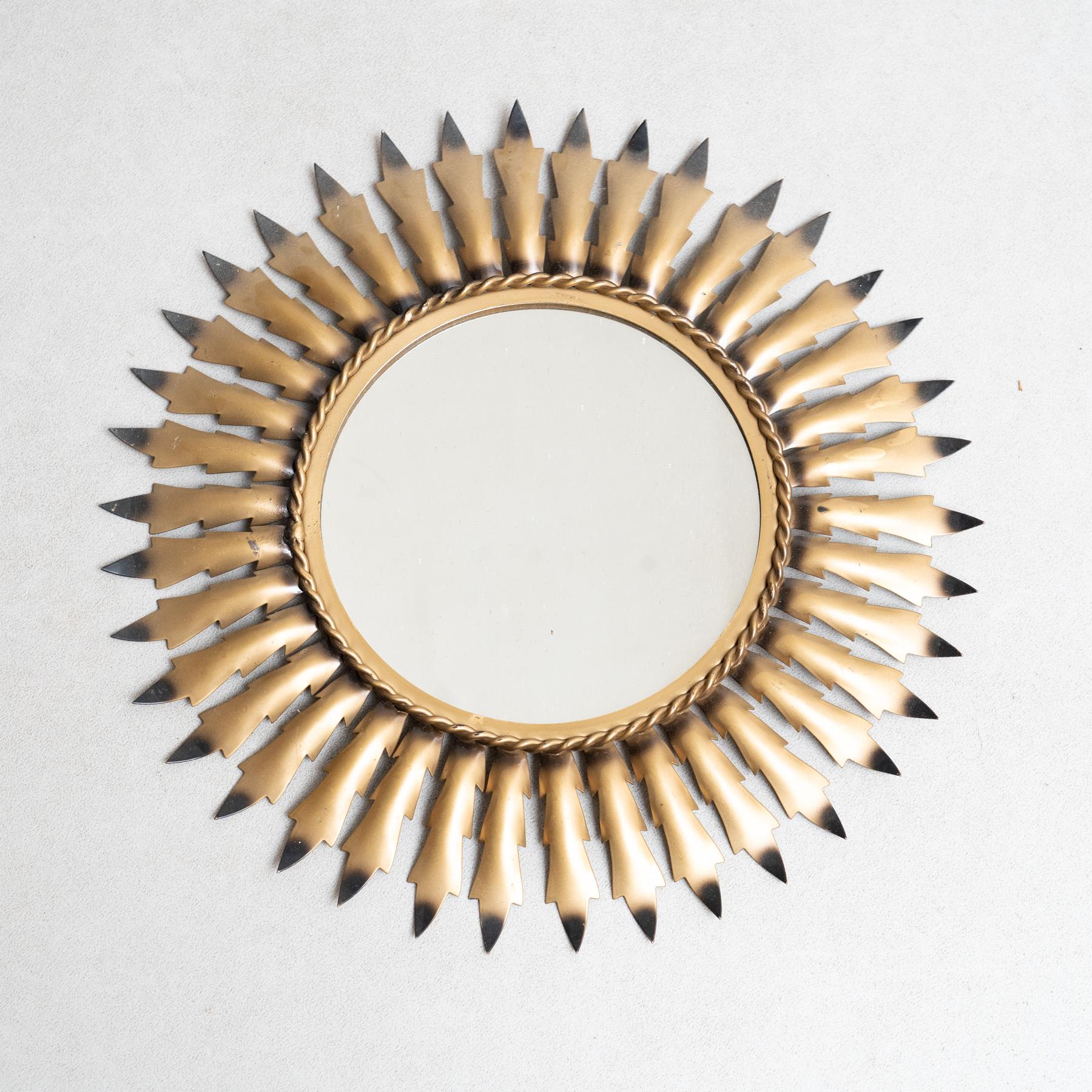 Specchio a raggiera in ottone della Modernità del Mid-Century, circa 1960
Tradizionalmente prodotto in Francia.
Di autore sconosciuto.

In condizioni originali, con lievi usure dovute all'età e all'uso, conserva una bella patina.

