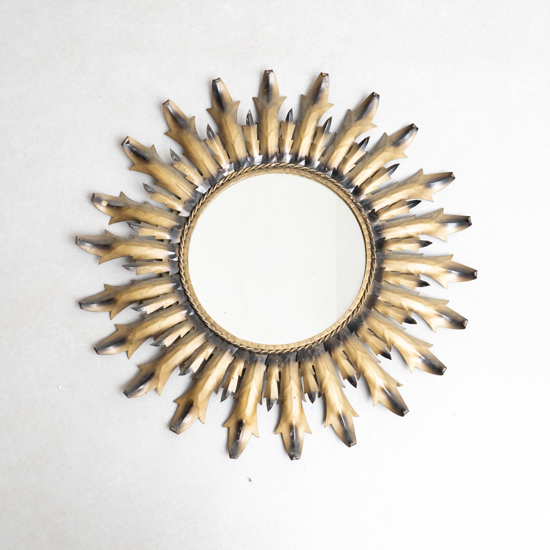 Specchio a raggiera in ottone della Modernità del Mid-Century, circa 1960
Tradizionalmente prodotto in Francia.
Di autore sconosciuto.

In condizioni originali, con lievi usure dovute all'età e all'uso, conserva una bella patina.

